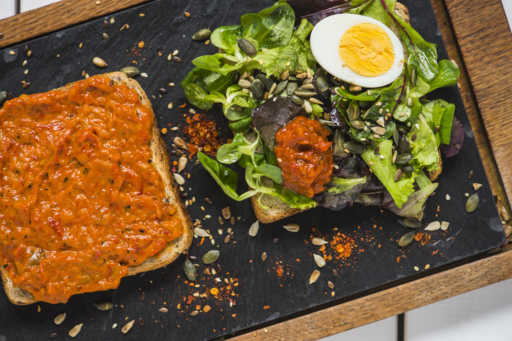 Tost-sa-aromaticnom-salatom-i-ajvarom