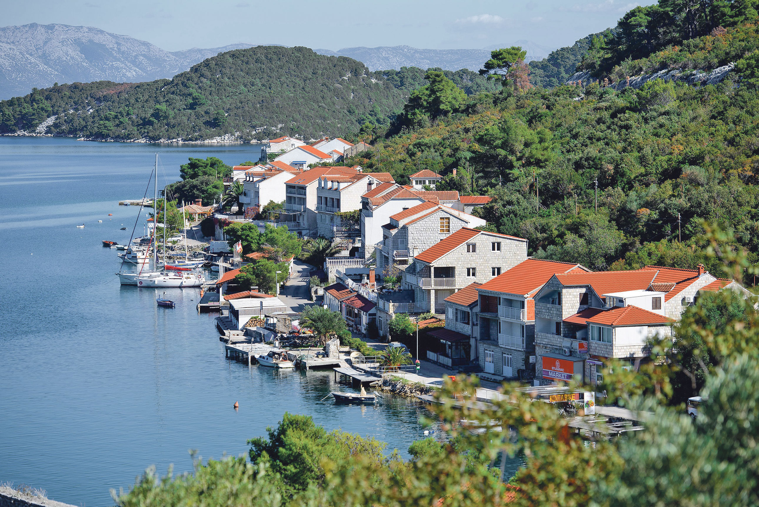 Većina nelegalnih kuća na Mljetu već je legalizirana. Tako je i u mjestu Polače u kojem su, tijekom povijesti, neki ugostitelji štekate podizali iznad mora te, osim kuća, bespravno gradili i molove