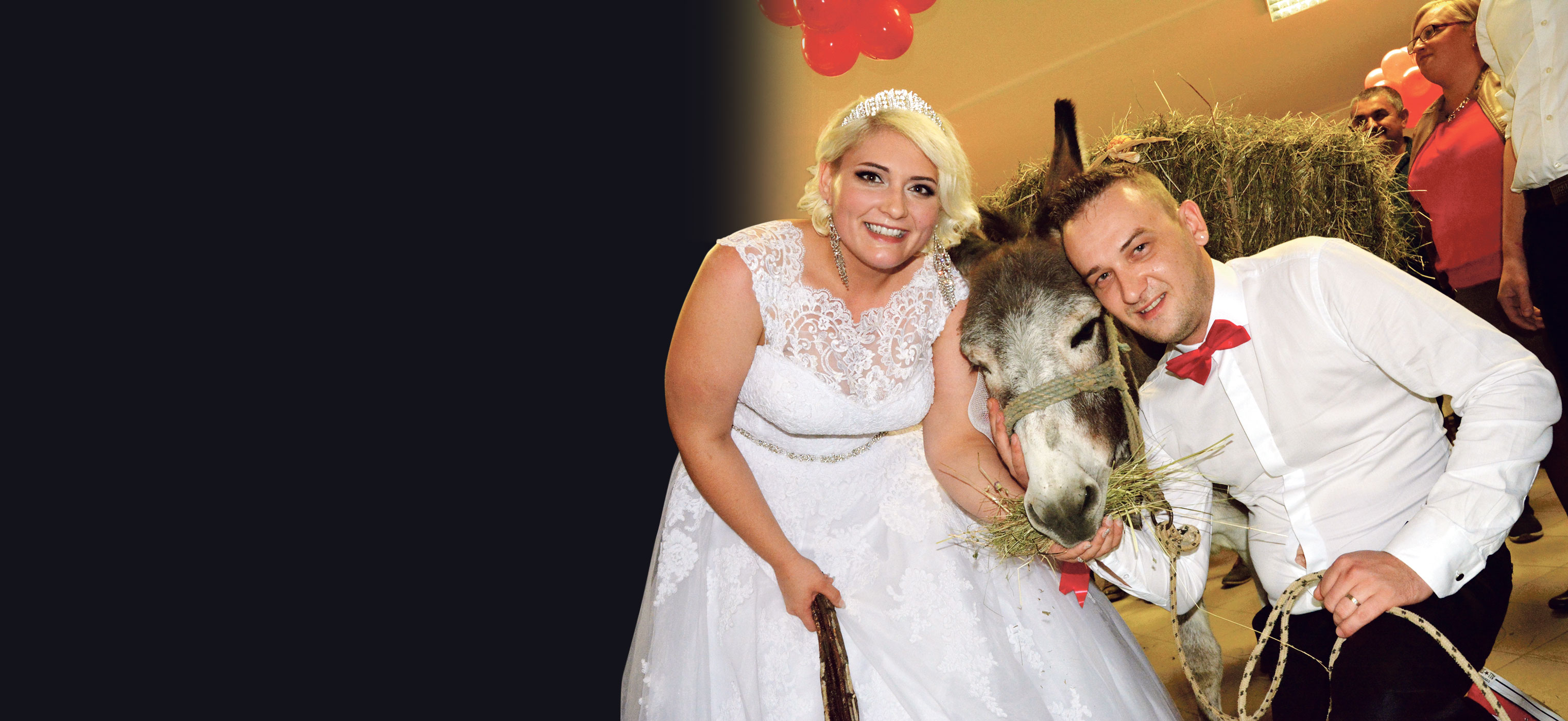 Mladenci sa svojim svadbenim darom