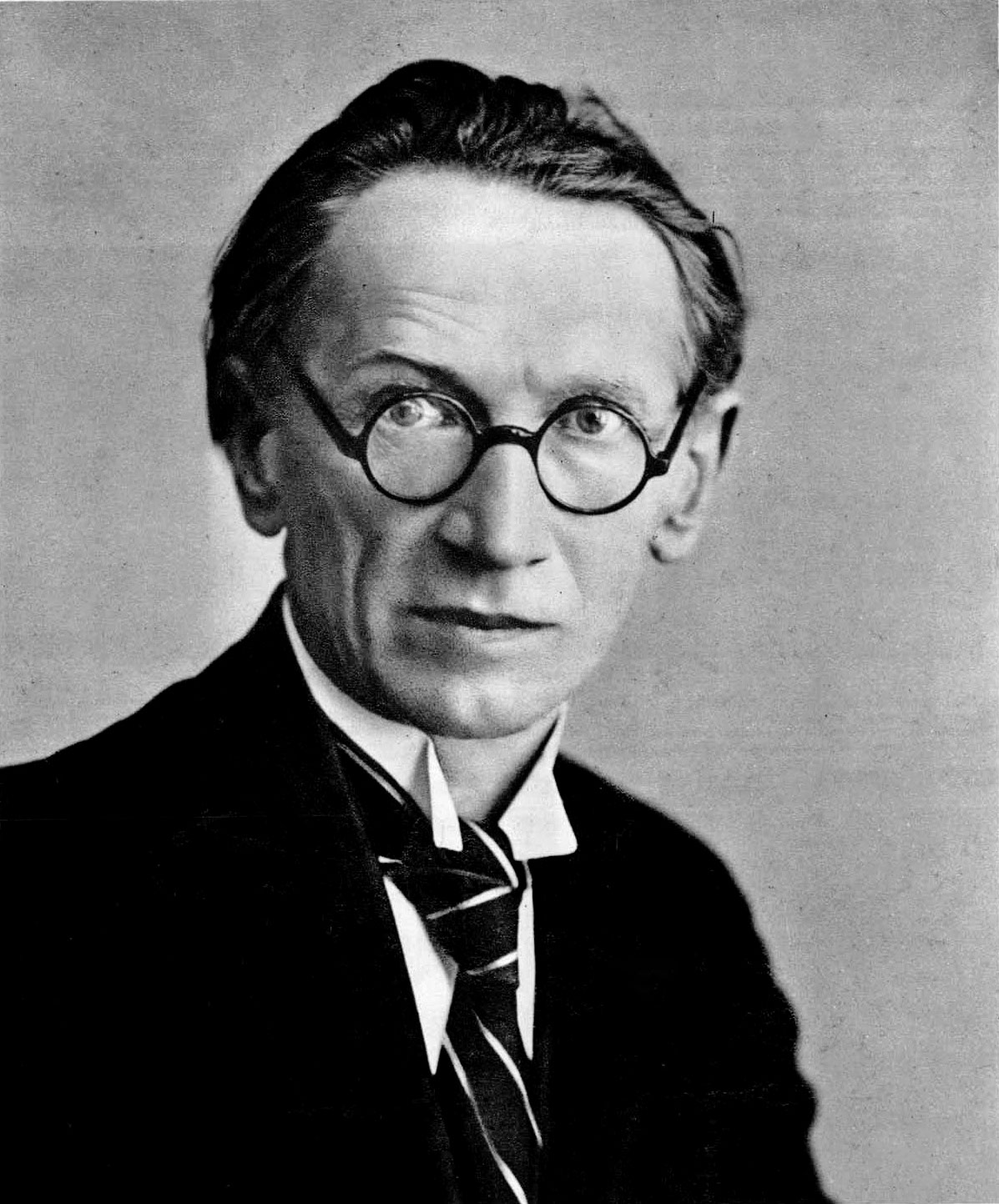 
Mjesni odbor Mile Budaka u Folnegovićevu naselju 2010. je preimenovan u MO slovenskog pisca Otona Župančiča (na fotografiji), a onda je u proljeće ove godine prozvan imenom Janka Matka 