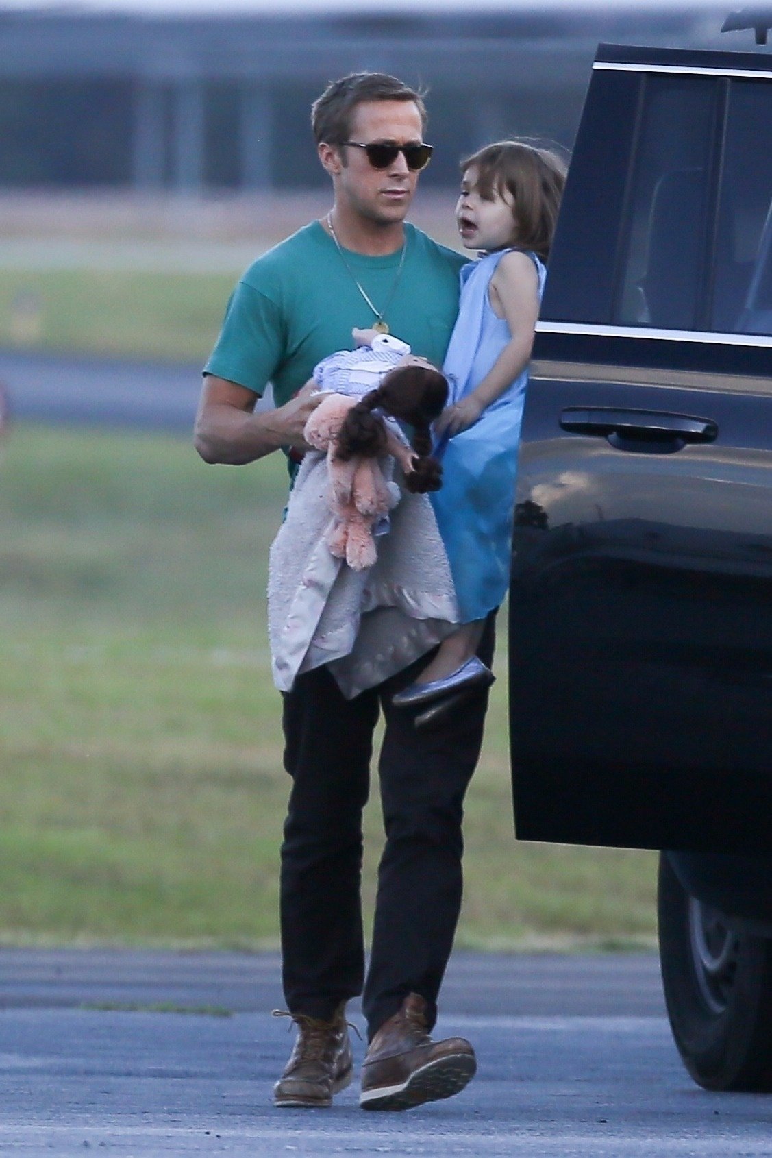 Glumački par Ryan Gosling i Eva Mendes s kćerima u Los Angelesu 