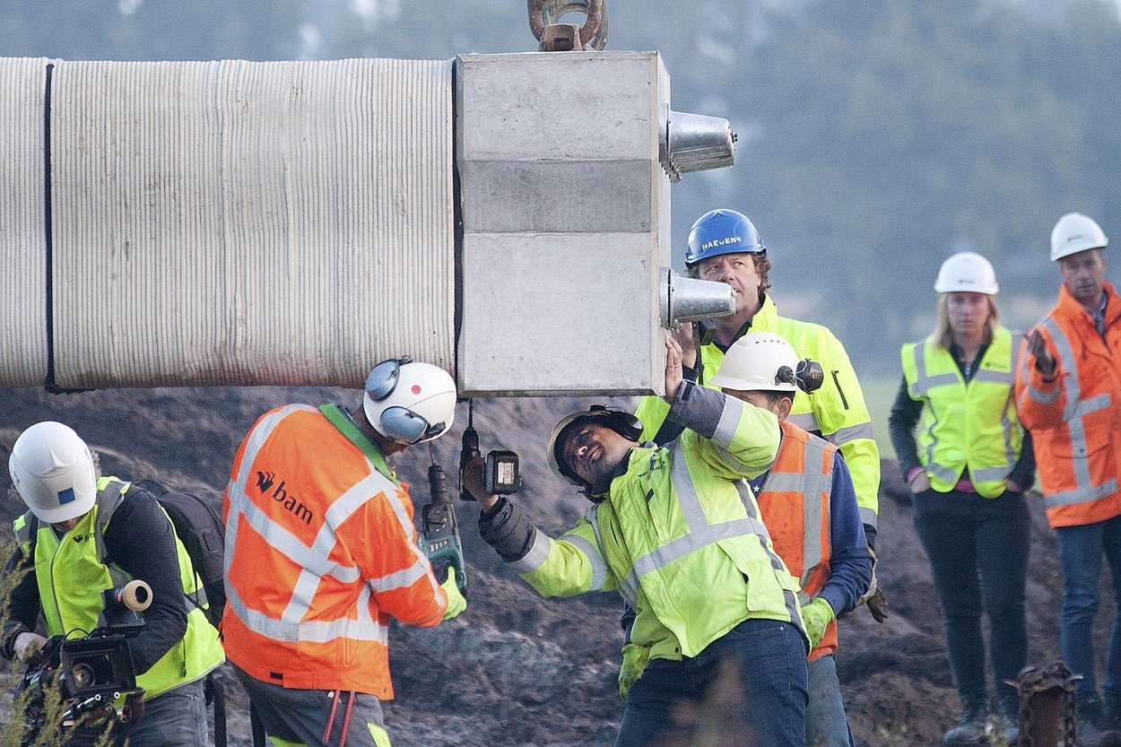 Postavljanje mosta nastalog 3D printanjem u Gemertu u Nizozemskoj