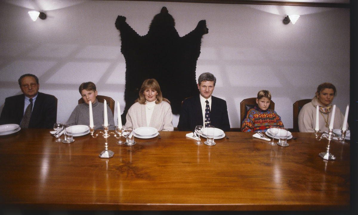 Slijeva nadesno: Ante Todorić, otac Ivice, Ante Todorić, sin Ivice, supruga Ivice Todorića Vesna, zatim još uvijek formalni vlasnik Agrokora, pa drugi sin Ivan te kćer Iva