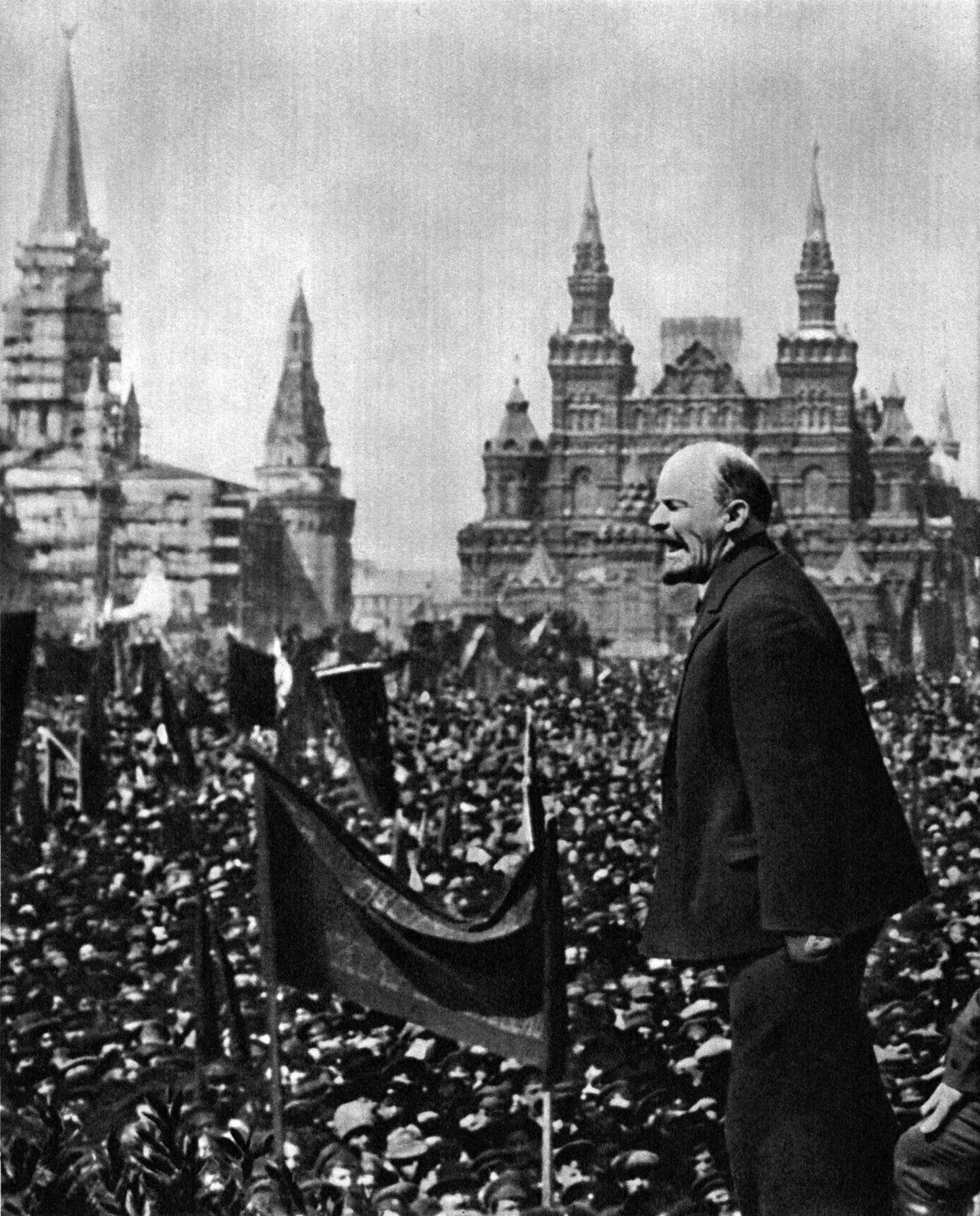 U Oktobarskoj revoluciji boljševici su svrgnuli s vlasti Privremenu vladu koja je došla na vlast Februarskom revolucijom i sami preuzeli vlast