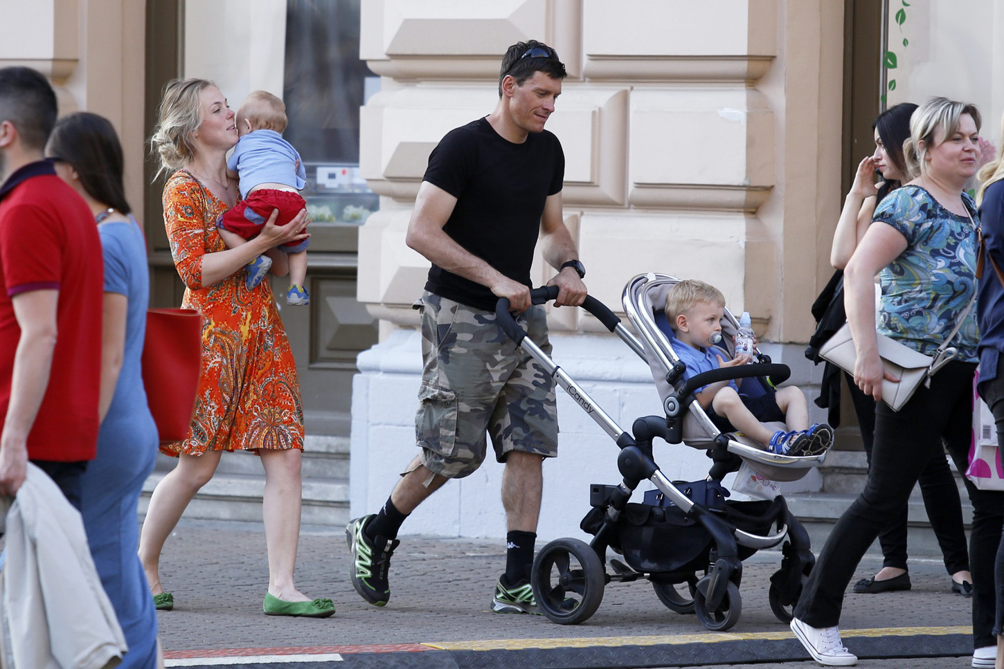 U šetnji Zagrebom sa suprugom Elin i sinovima.