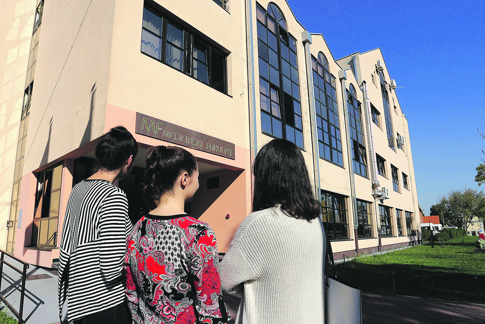Studentice ispred Medicinskog fakulteta u Osijeku