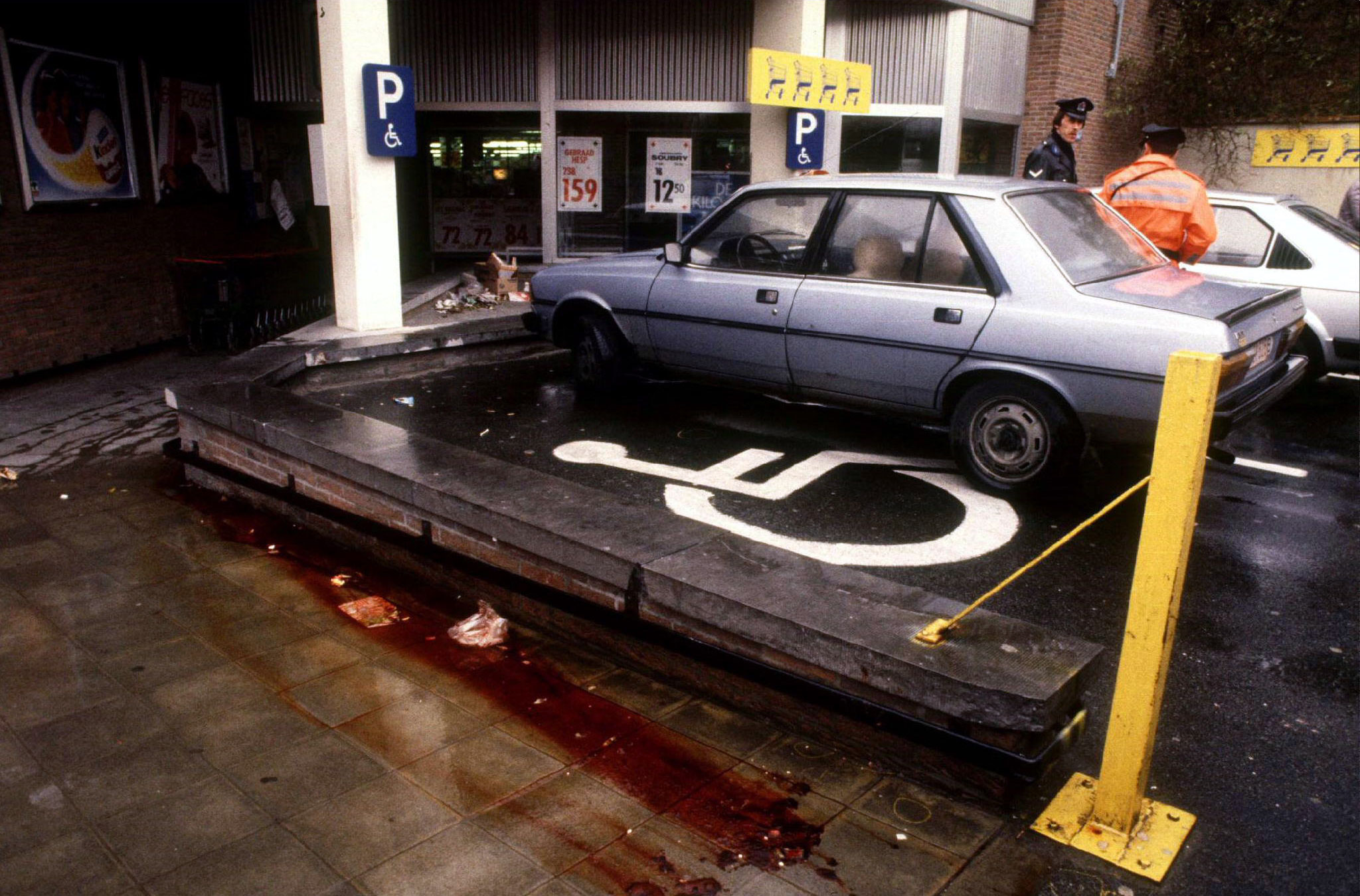 Arhivska fotografija policijskog očevida s parkinga pred supermarketom iz studenog 1985.