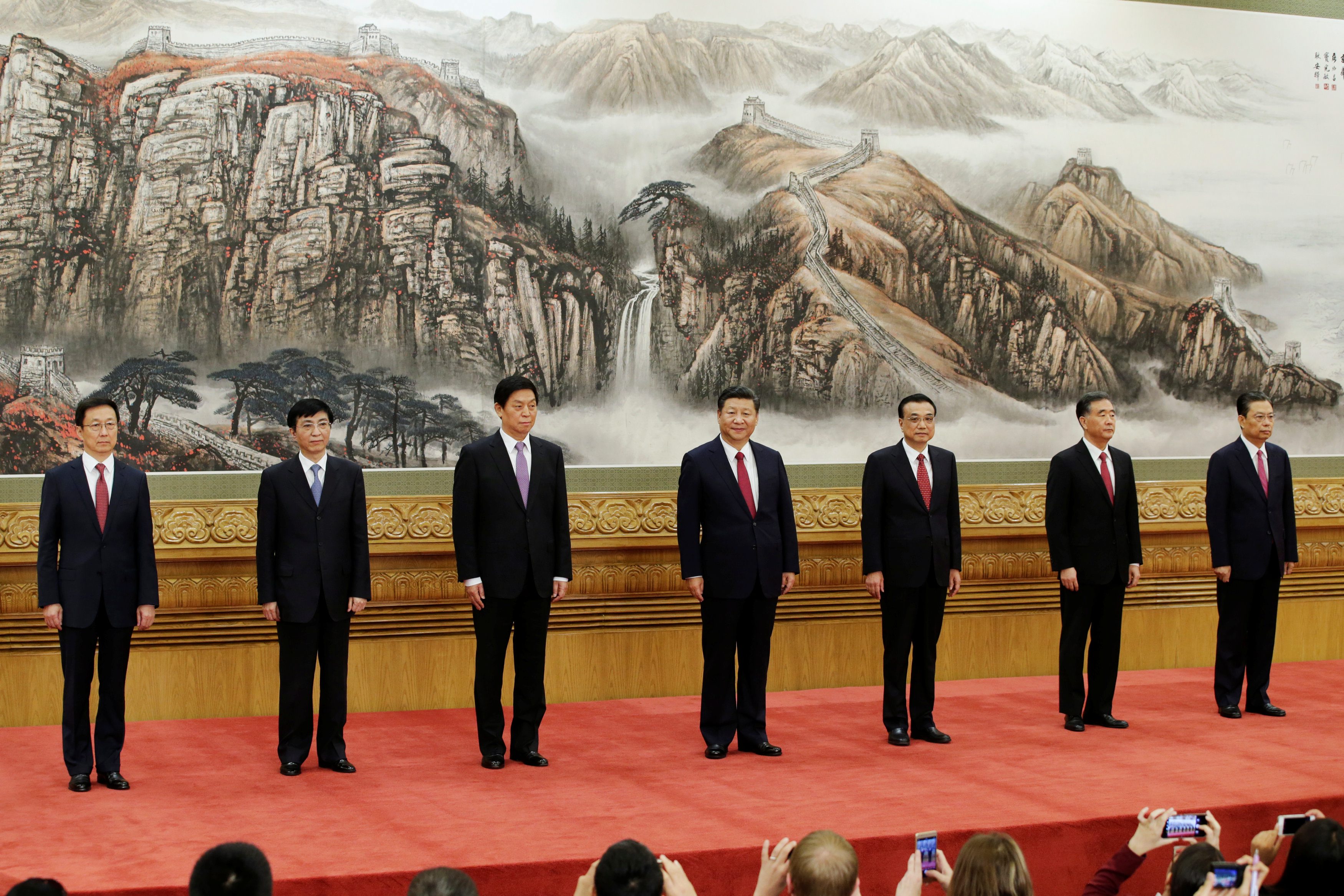 S lijeva na desno: Han Zheng, Wang Huning, Li Zhanshu, Xi Jinping, Li Keqiang, Wang Yang i Zhao Leji