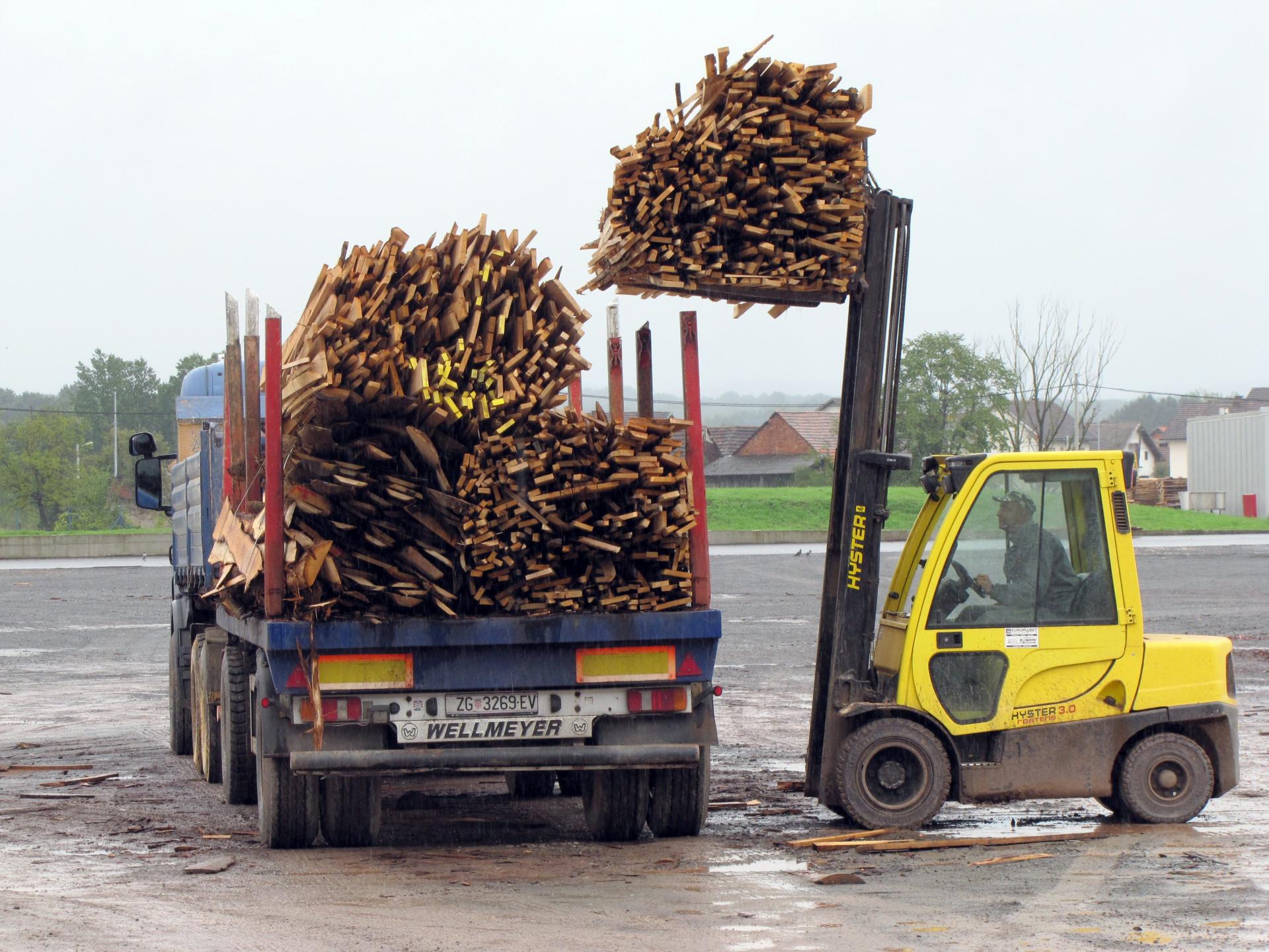Sisak, 210917. Drvni centar Glina dobitnik je Zlatne kune HGK i svake godine biljezi rast od oko 30 posto, a svu dobit reinvestira u nove proizvode i bolje uvjete rada i place zaposlenih. Na fotografiji: U Drvnom centru Glina iskoristi se svaki komadic drveta Foto: Mate Piskor/CROPIX