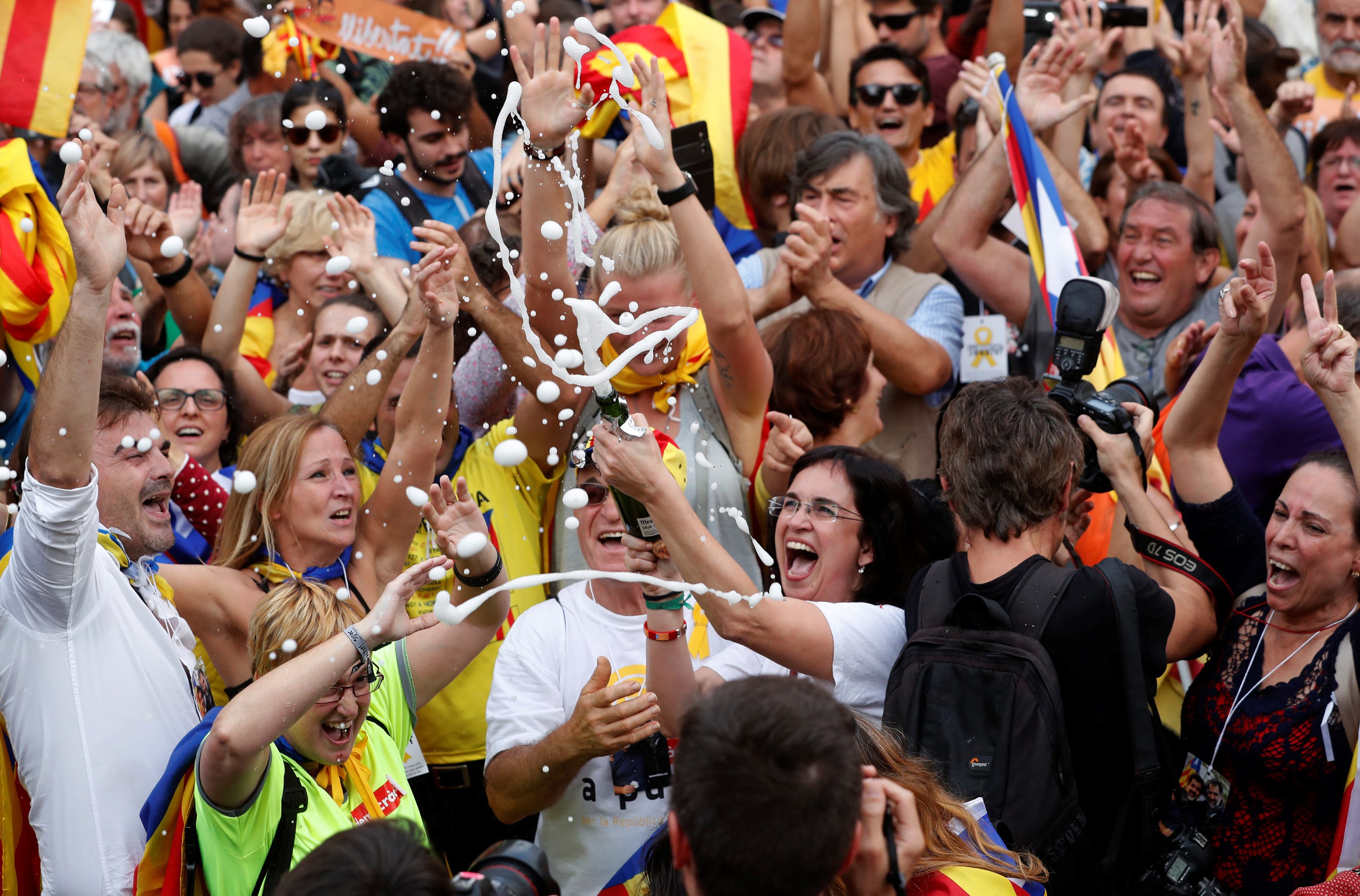 2017-10-27T135758Z_996776146_RC1308D95650_RTRMADP_3_SPAIN-POLITICS-CATALONIA