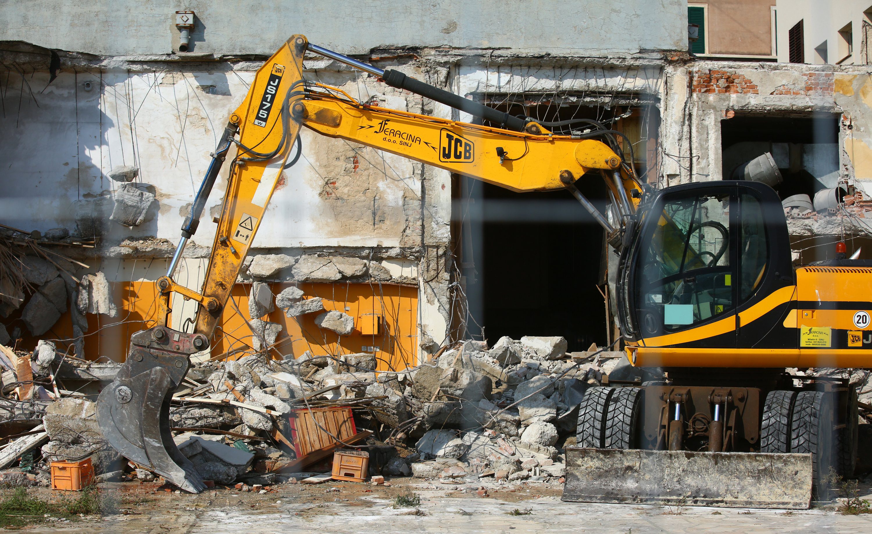 Početak rušenja starog hotela Ambasador na lokaciji između Matejuške i Zapadne obale. Na njegovu mjestu izgradit će se novi boutique hotel s četiri zvjezdice.