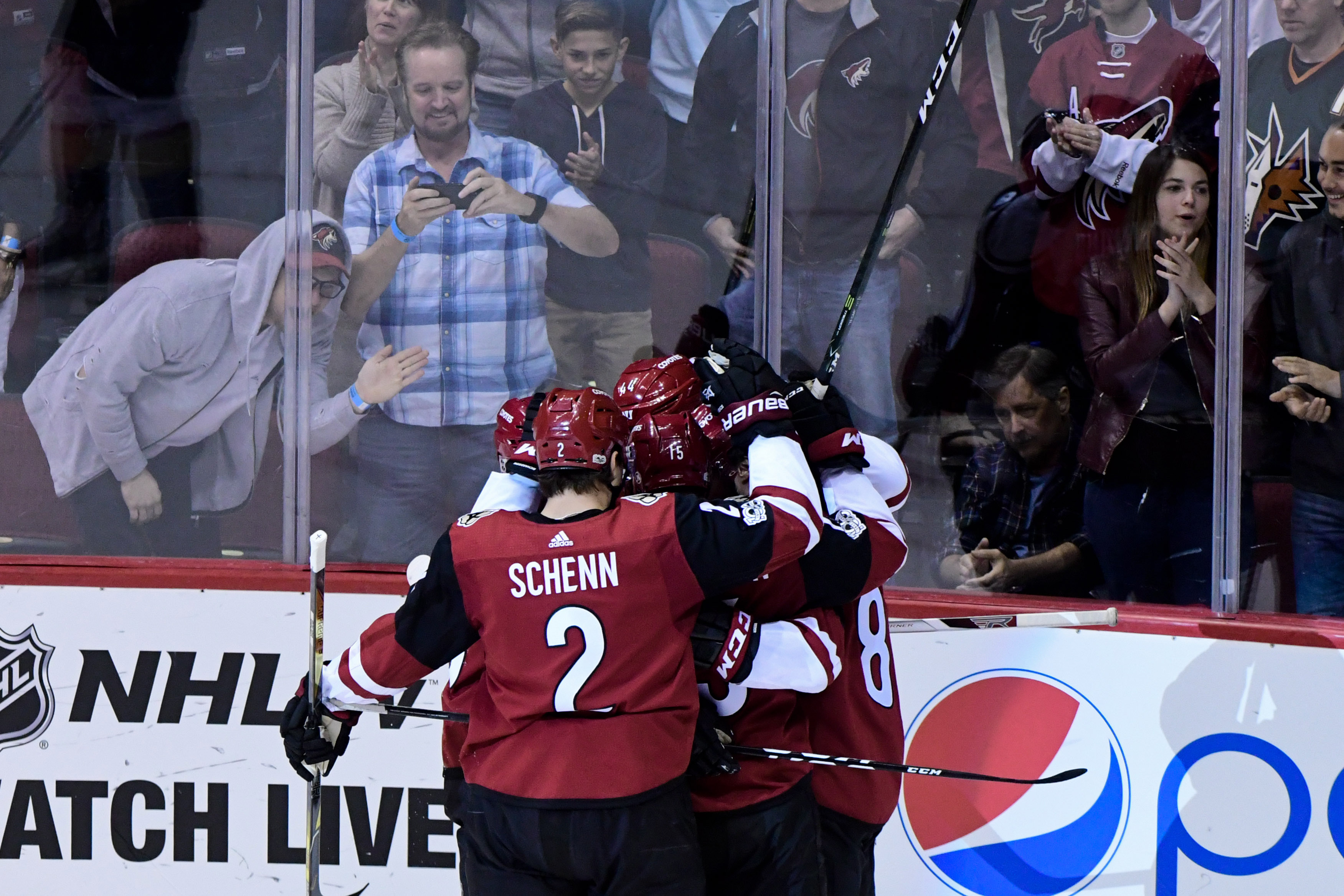 2017-10-08T020440Z_190120438_NOCID_RTRMADP_3_NHL-VEGAS-GOLDEN-KNIGHTS-AT-ARIZONA-COYOTES
