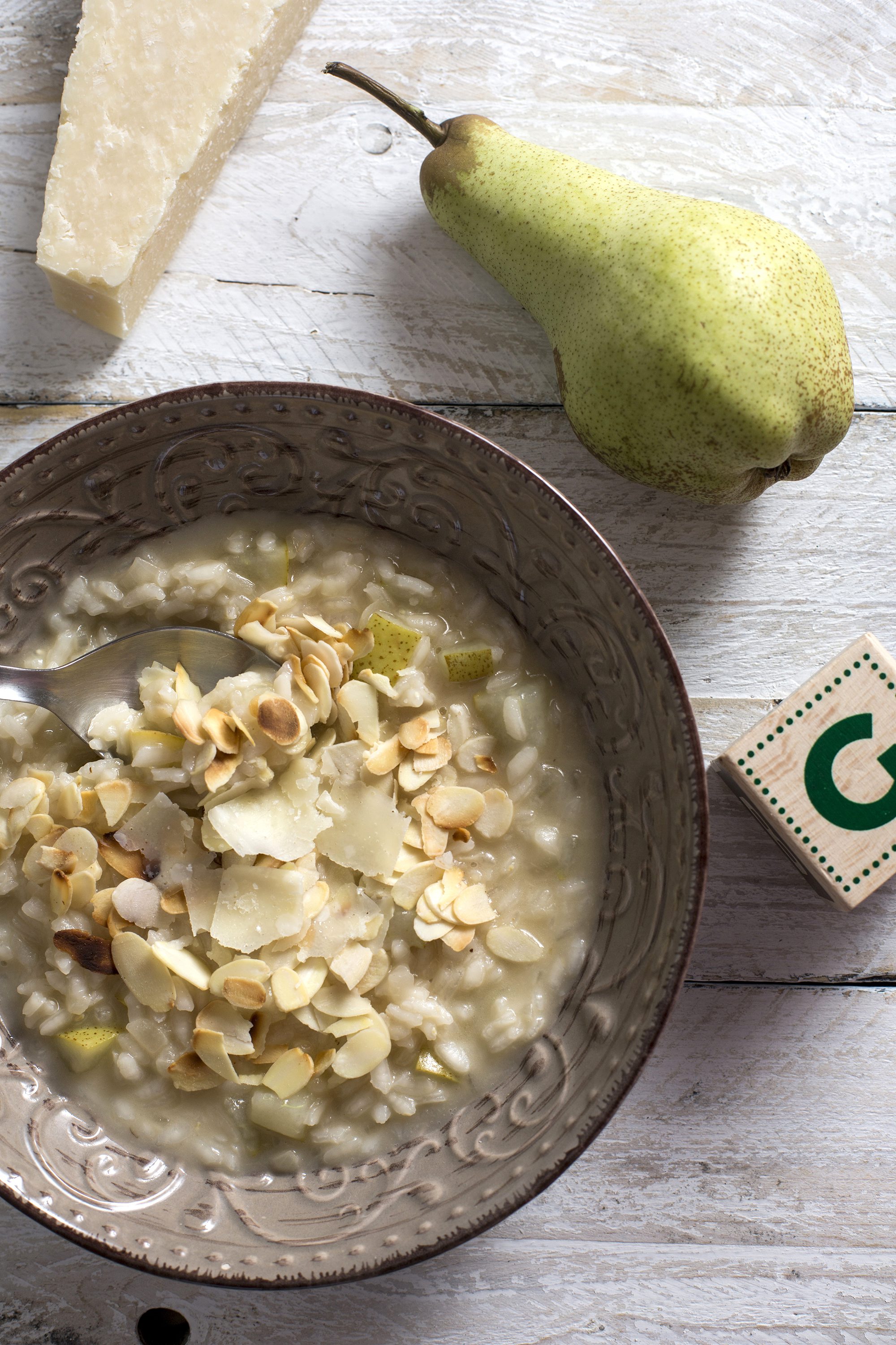 Bijeli rižoto od krušaka i badema.