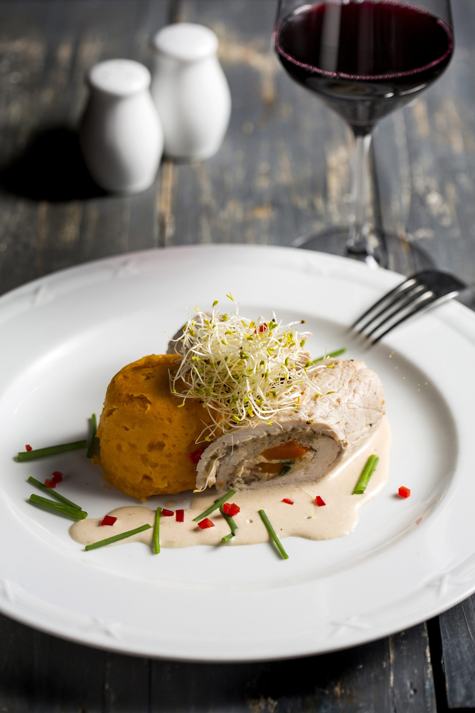 Punjena pureća prsa u umaku od kestena.