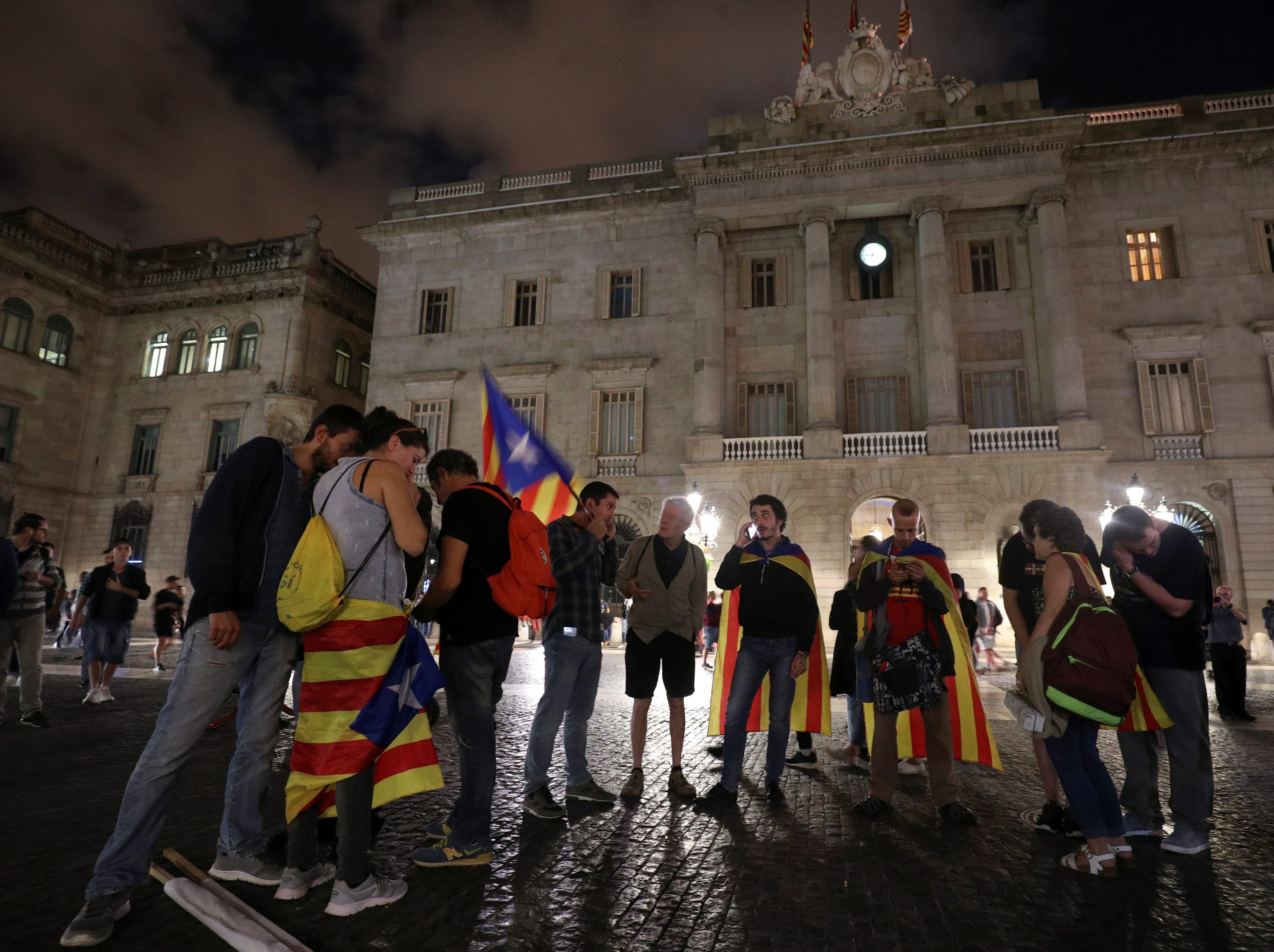 2017-10-04T192333Z_1556319921_RC1FDB9D19D0_RTRMADP_3_SPAIN-POLITICS-CATALONIA (1)