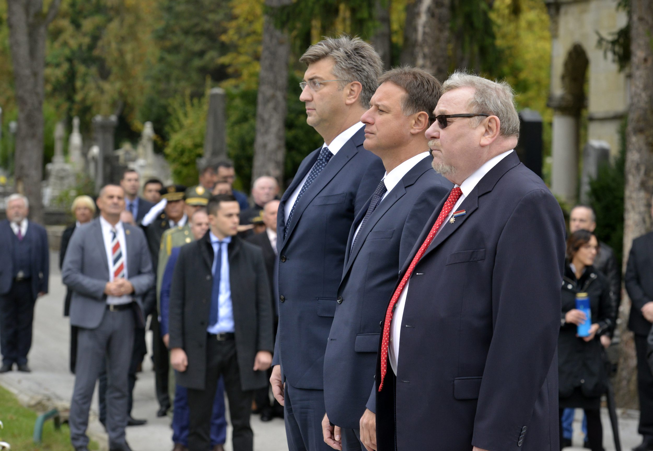 Mirogoj, polaganje zajedničkog vijenca državnog vrha u povodu obilježavanja 26. obljetnice neovisnosti Republike Hrvatske. Vijenac je položen na središnji križ u Aleji Branitelja i na grob prvog predsjednika RH Franje Tuđmana.