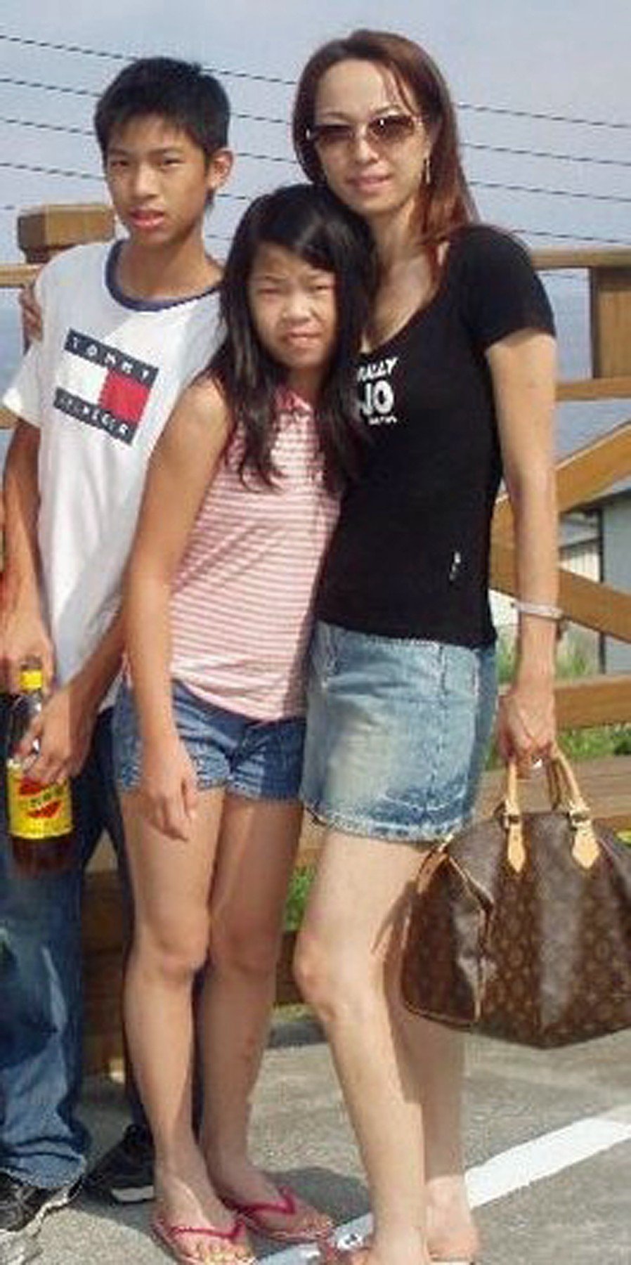 Yi s obitelji otprilike u vrijeme kad su je prozvali da ima noge poput slona...