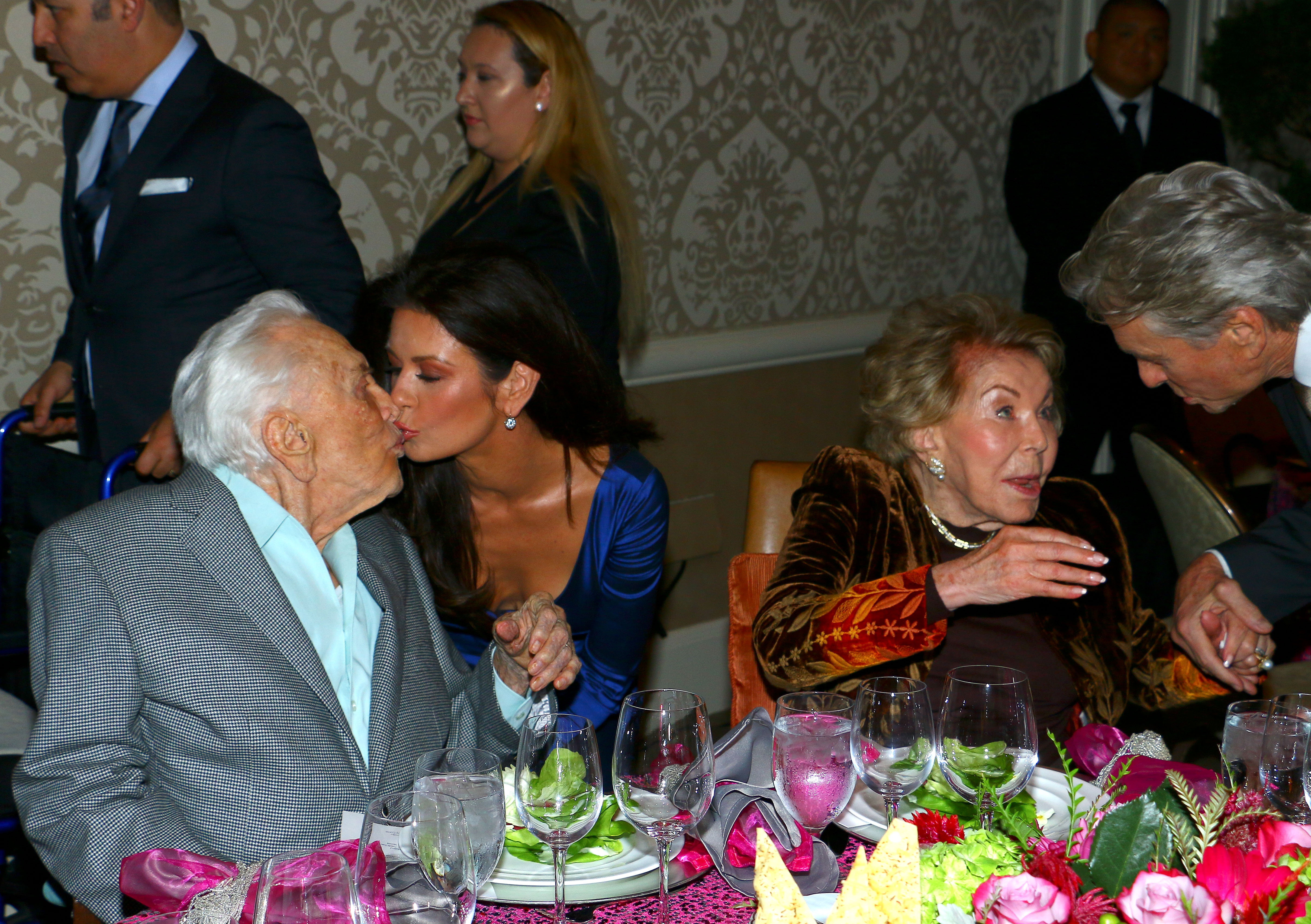 Kirk Douglas, Catherine Zeta-Jones, Ann Douglas, Michael Douglas, 09. studeni 2017