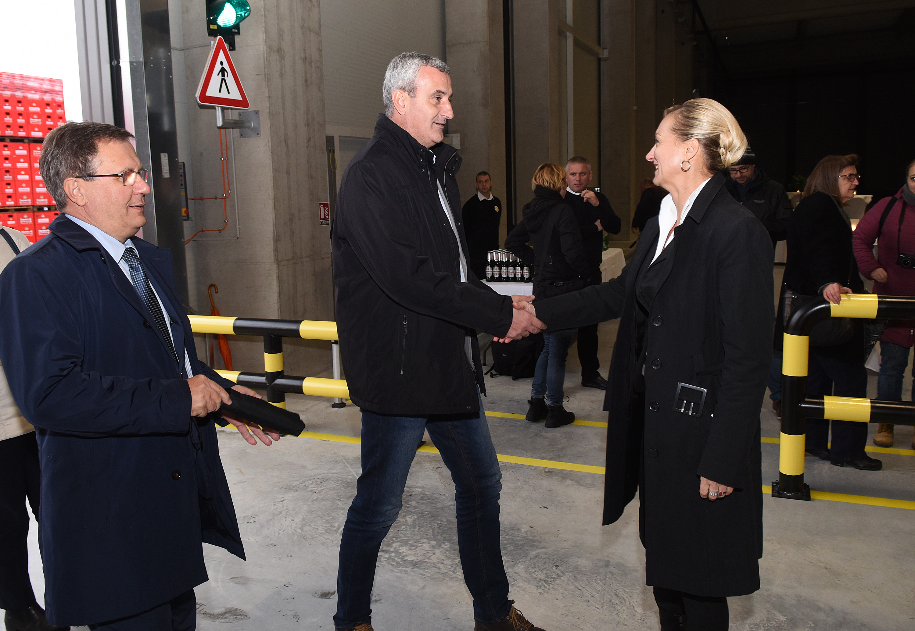 Valentina Belavić, direktorica Sektora lanca opskrbe u Heinekenu Hrvatska, i karlovački gradonačelnik Damir Mandić 