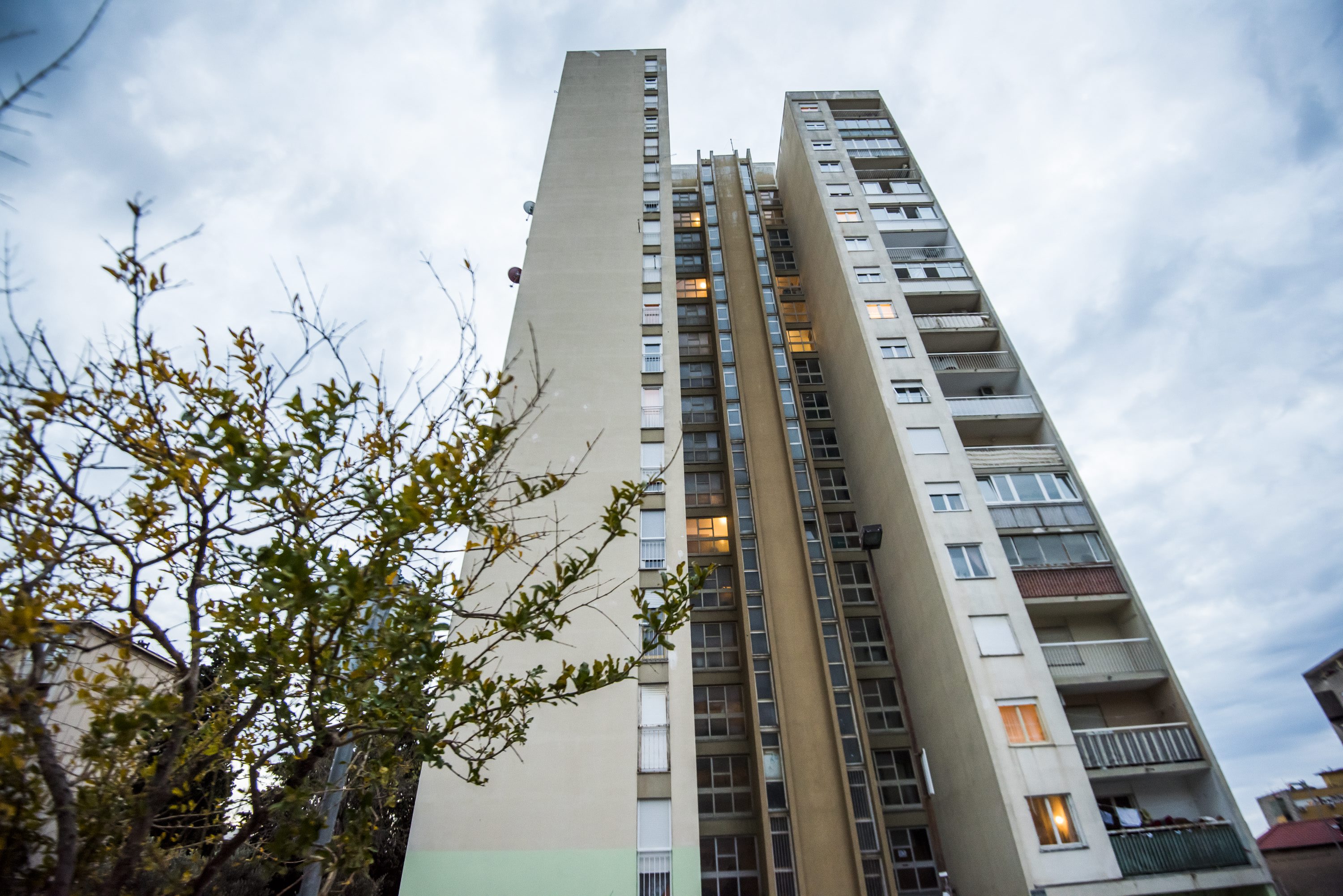 Zgrada u šibenskoj gradskoj četvrti Baldekin u kojoj je u četvrtak preminula ženska osoba. Još uvijek se utvrđuje je li u pitanju bila nasilna smrt.