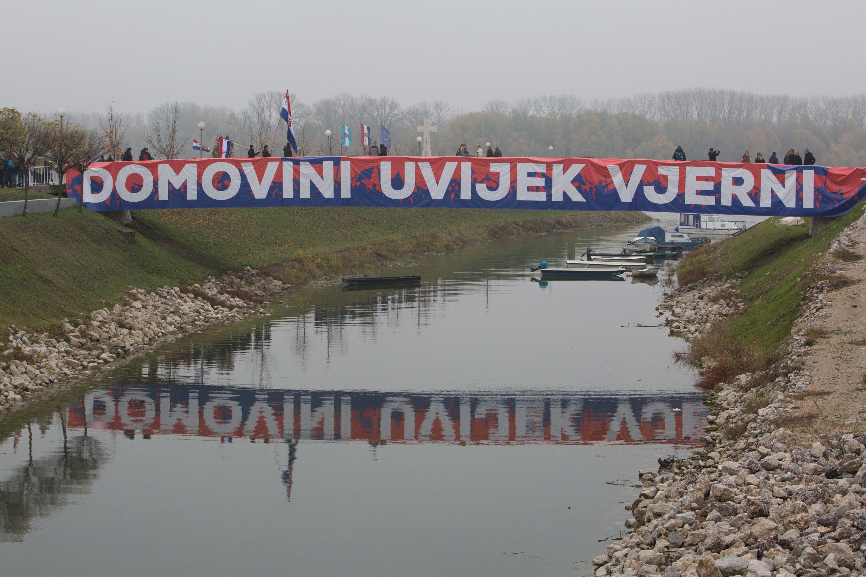 Transparent iznad rijeke Vuke