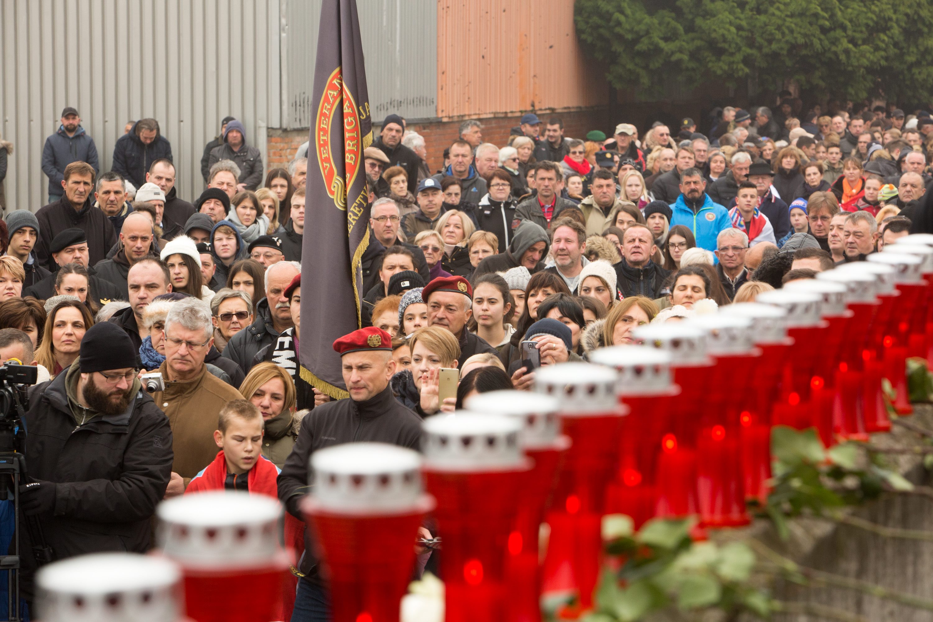 Polaganje vijenaca i paljenje svijeća ispred ostataka nekadašnje ratne bolnice i skloništa u Borovu naselju