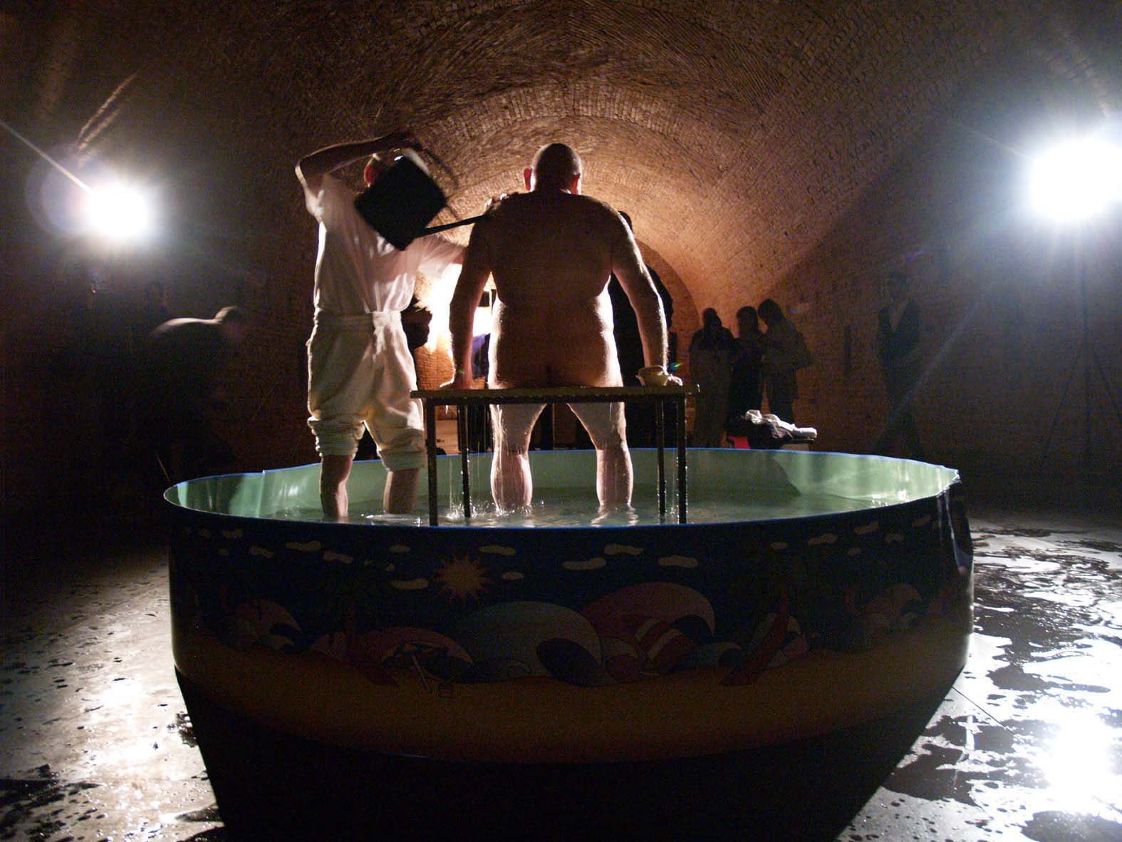 Vladimir Dodig Trokut i Tom Gotovac u performansu Obredno pranje 2005.