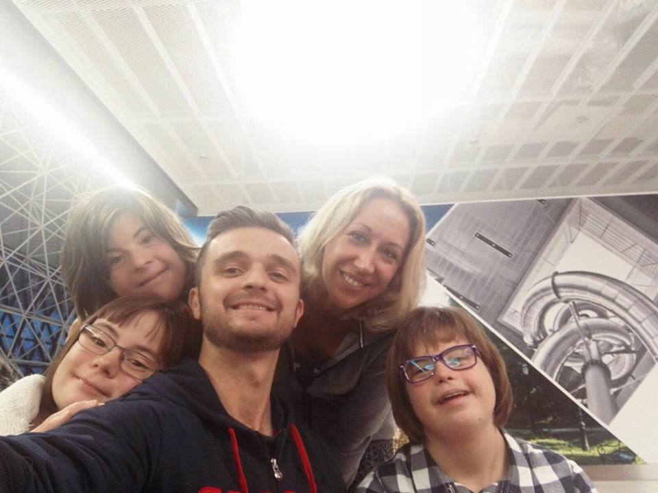 Petra s trenerima i kolegicama plivačicama 