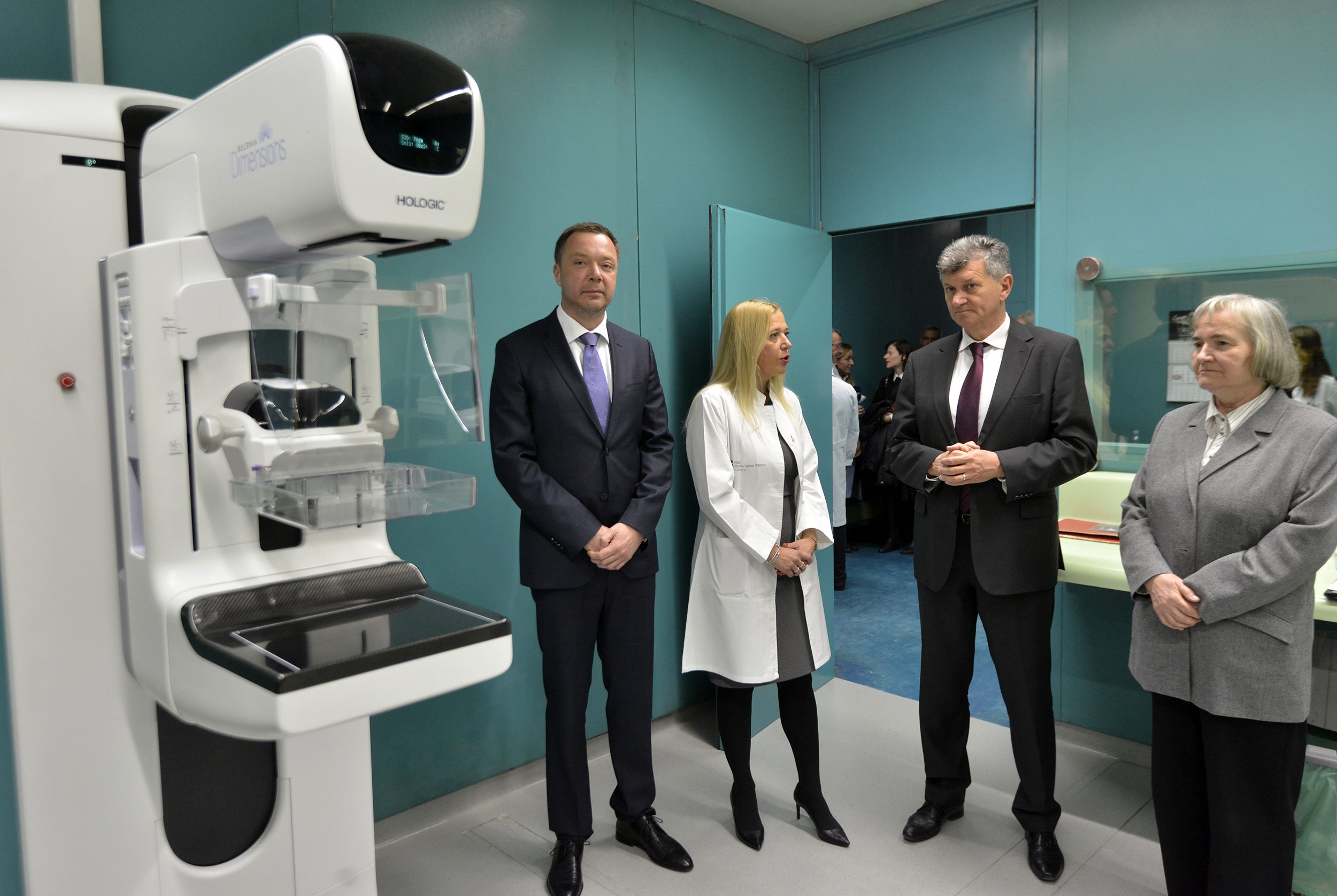 Na fotografiji: ministar zdravstva Milan Kujundžić i ravnatelj KB Dubrava Srećko Marušić kod aparata za digitalnu mamografiju