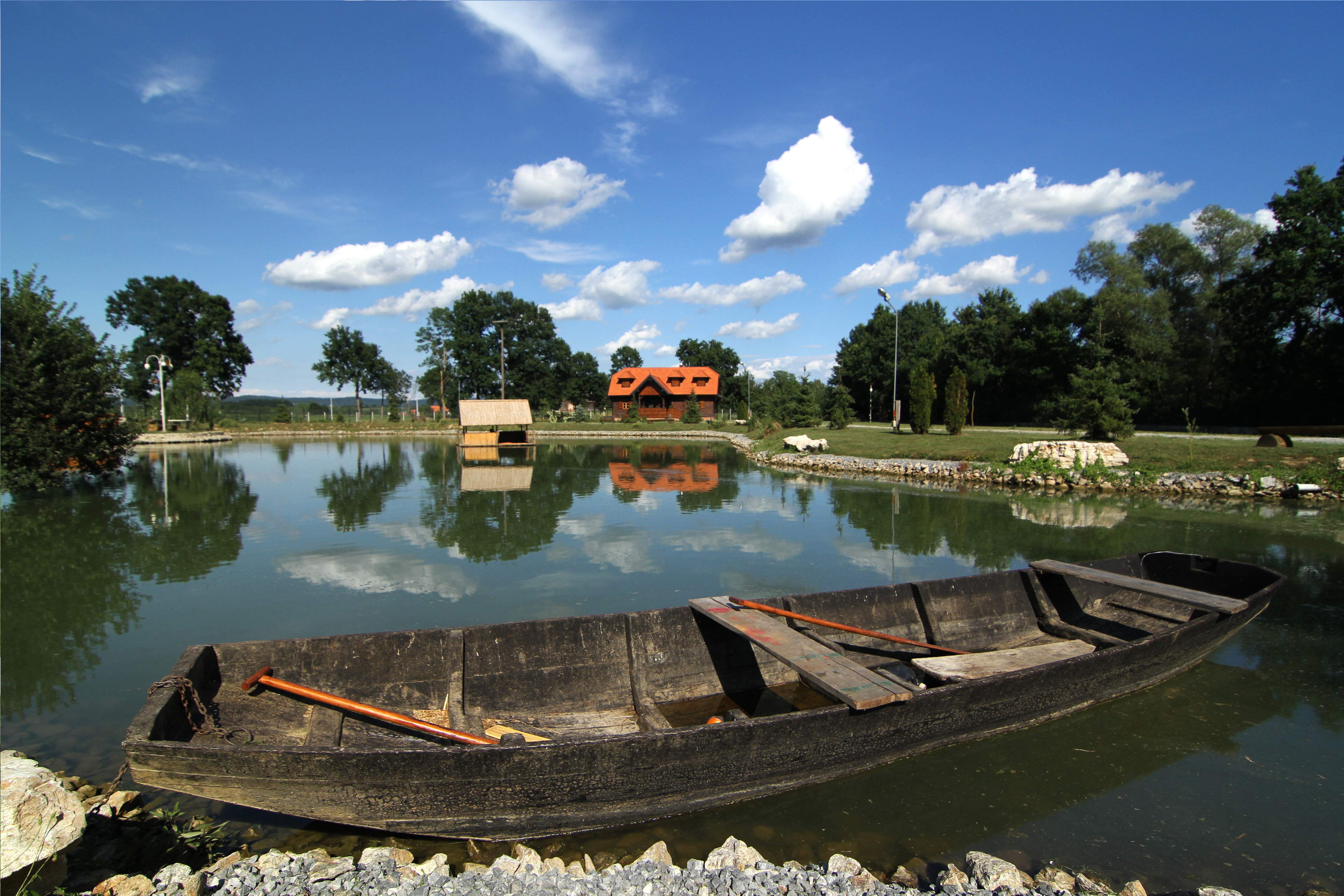 Gosti mogu uživati u vožnji čamcem po jezercu