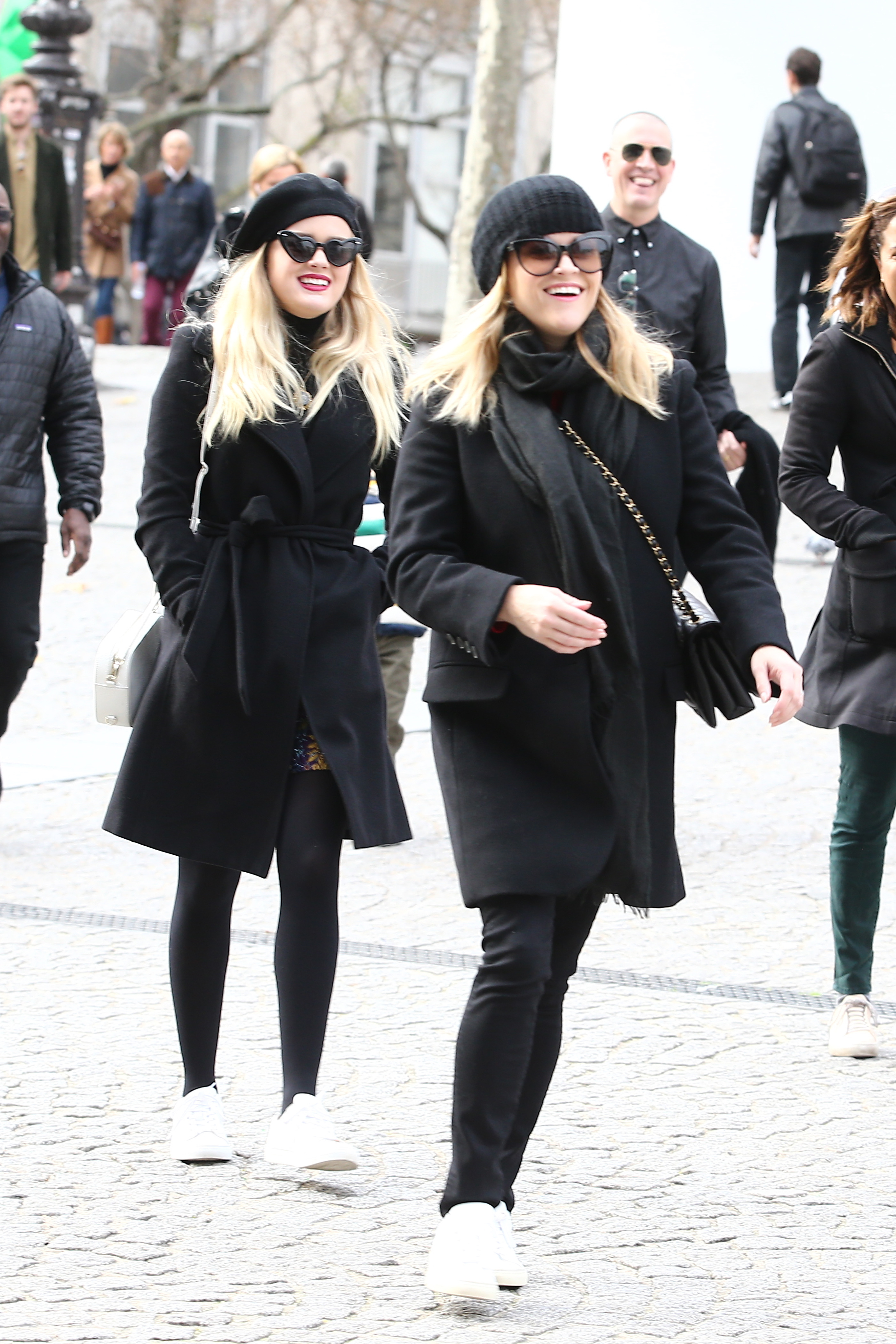 Skrivene iza sunčanih naočala - ne zna se koja je majka, a koja kći