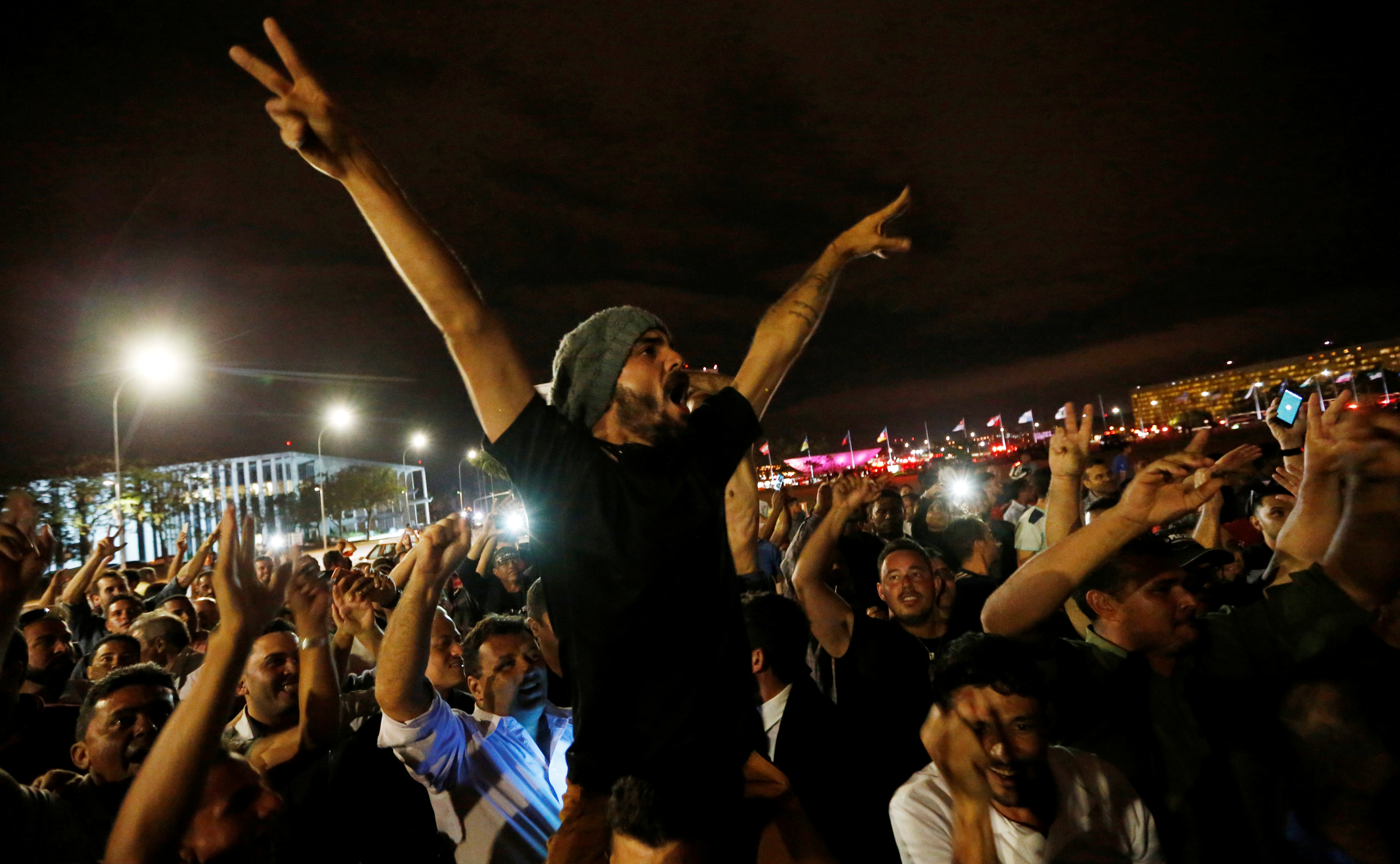 (Ilustracija) Fotografija iz kolovoza 2017. godine pokazuje slavlje Uberovih partnera vozača u Brazilu nakon što je ta zemlja potvrdila da Uber i slične kompanije tamo mogu legalno poslovati 