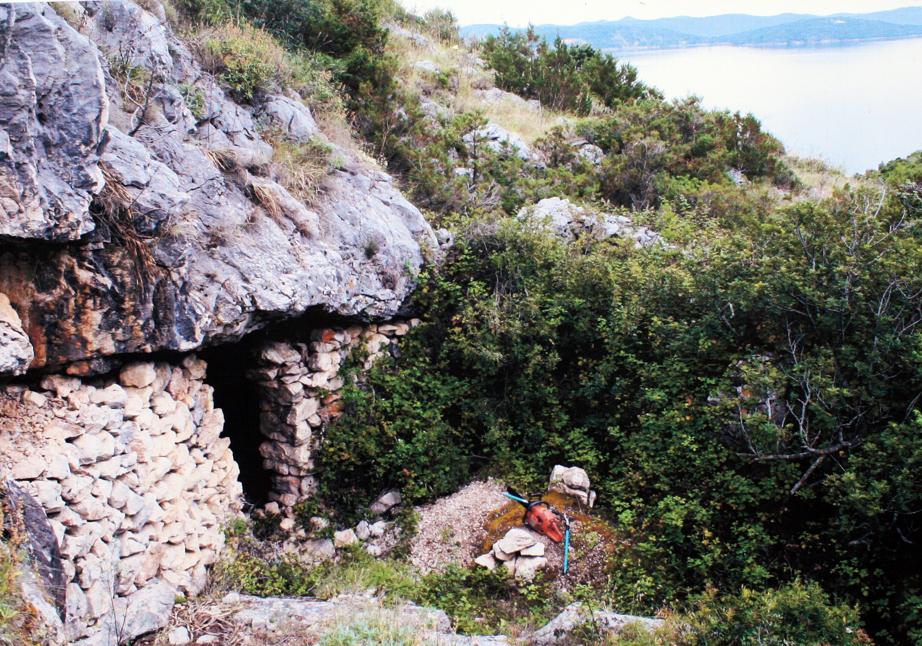 Ulaz u spilju Vlakno na Dugom otoku