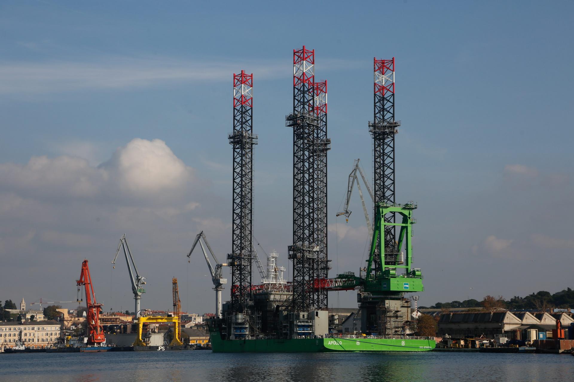 Pula, 221117. Brod Silni iz flote splitskog Brodospasa kojeg je za vrijeme nedavnog nevremena brod - platforma Apollo prignjecila uz Molo Carbone i potopila jos uvijek se nalazi na dnu mora. Oko njega su postavljene brane jer se u njemu nalazi 14 tona dizel goriva. Na fotografiji: brod-platforma Apollo otegljena je nazad u Uljanik. Foto: Goran Sebelic/CROPIX