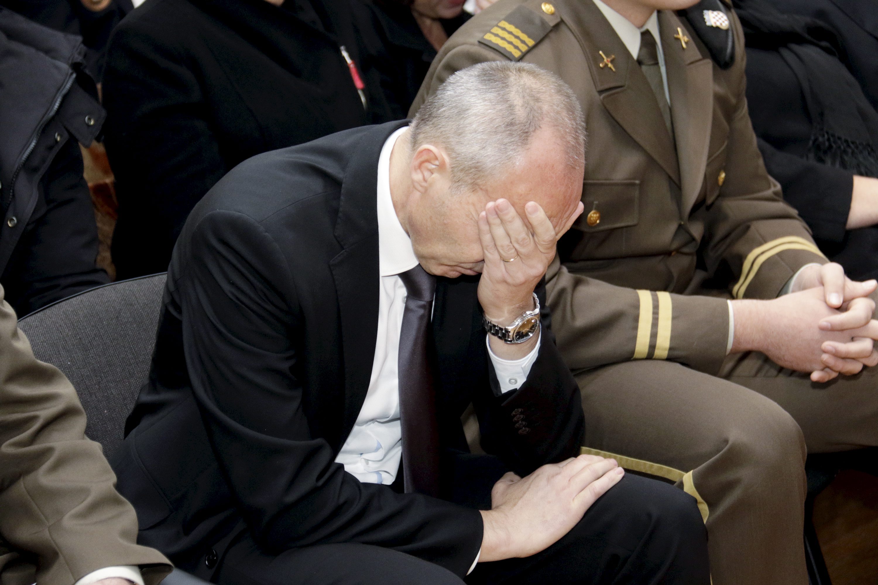 Ministar Damir Krstičević u suzama