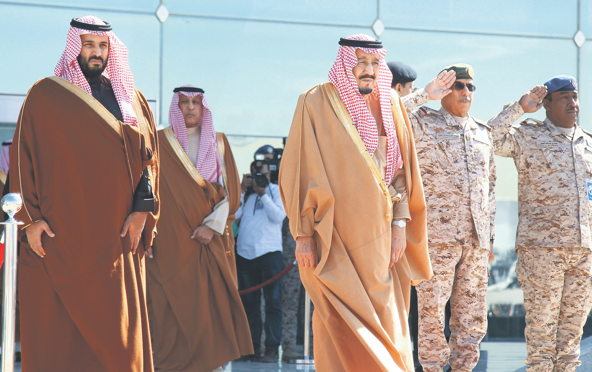 Uhićenja je kraljevskim ukazom naredio kralj Salman. Smatra se da im je cilj oslabiti opoziciju princu prijestolonasljedniku Muhamedu i reformama