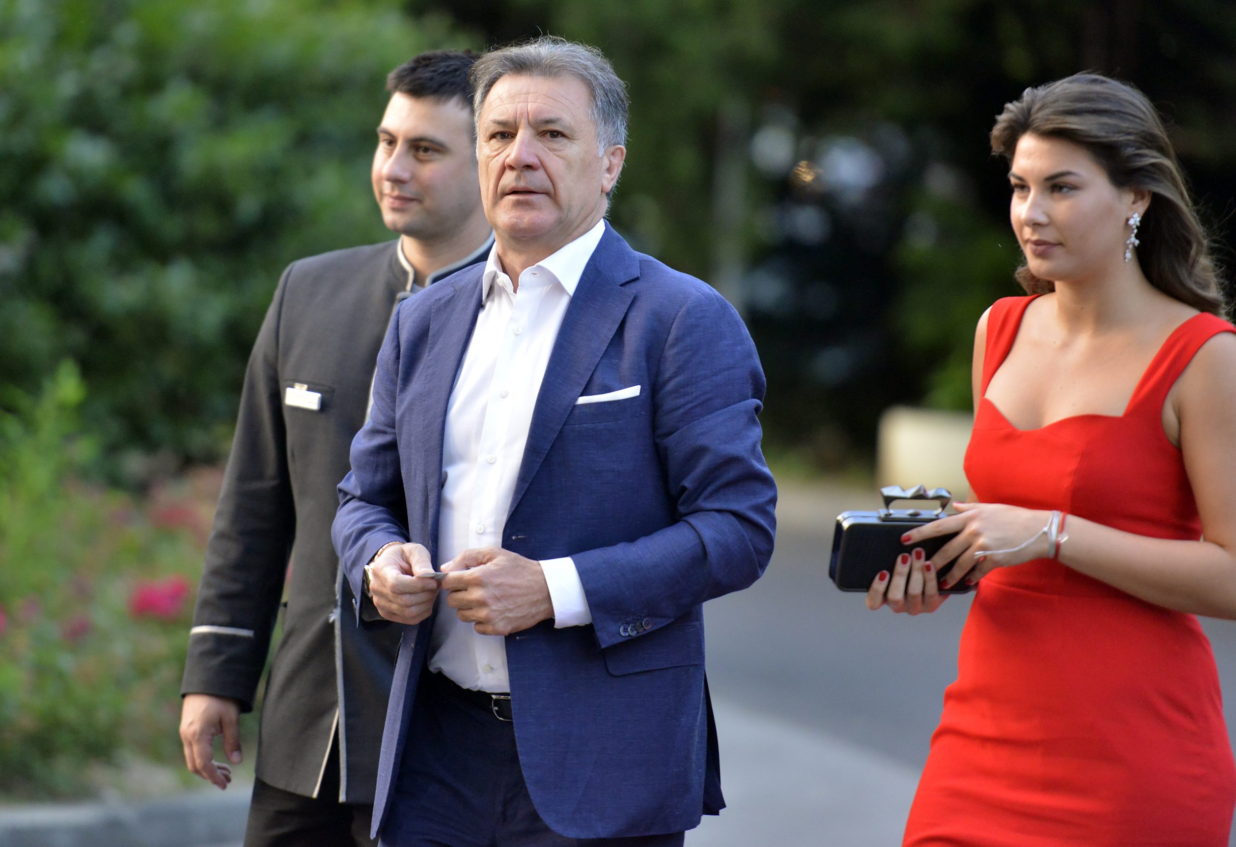 Ilustracija: Zdravko Mamić s obitelji stiže na vjenčanje Izabel i Matea Kovačića u Zagrebu