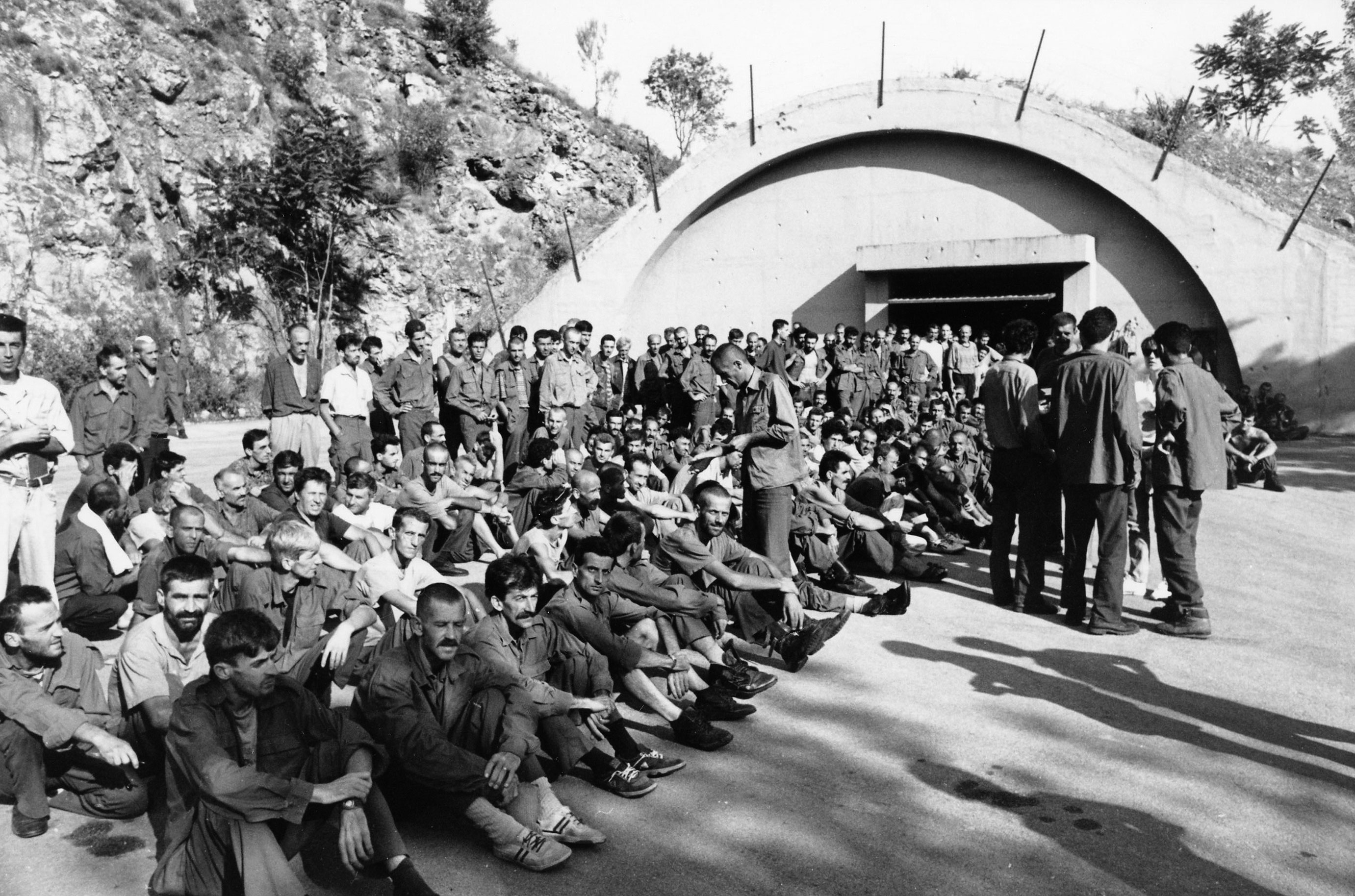 Manje okrutni stražari u Dretelju, svjedočio je Zijad Vujinović, otvorili bi im jednom na tjedan vrata da uđe malo zraka u usijani hangar bivše JNA u kojem su bili natrpani zarobljeni Muslimani