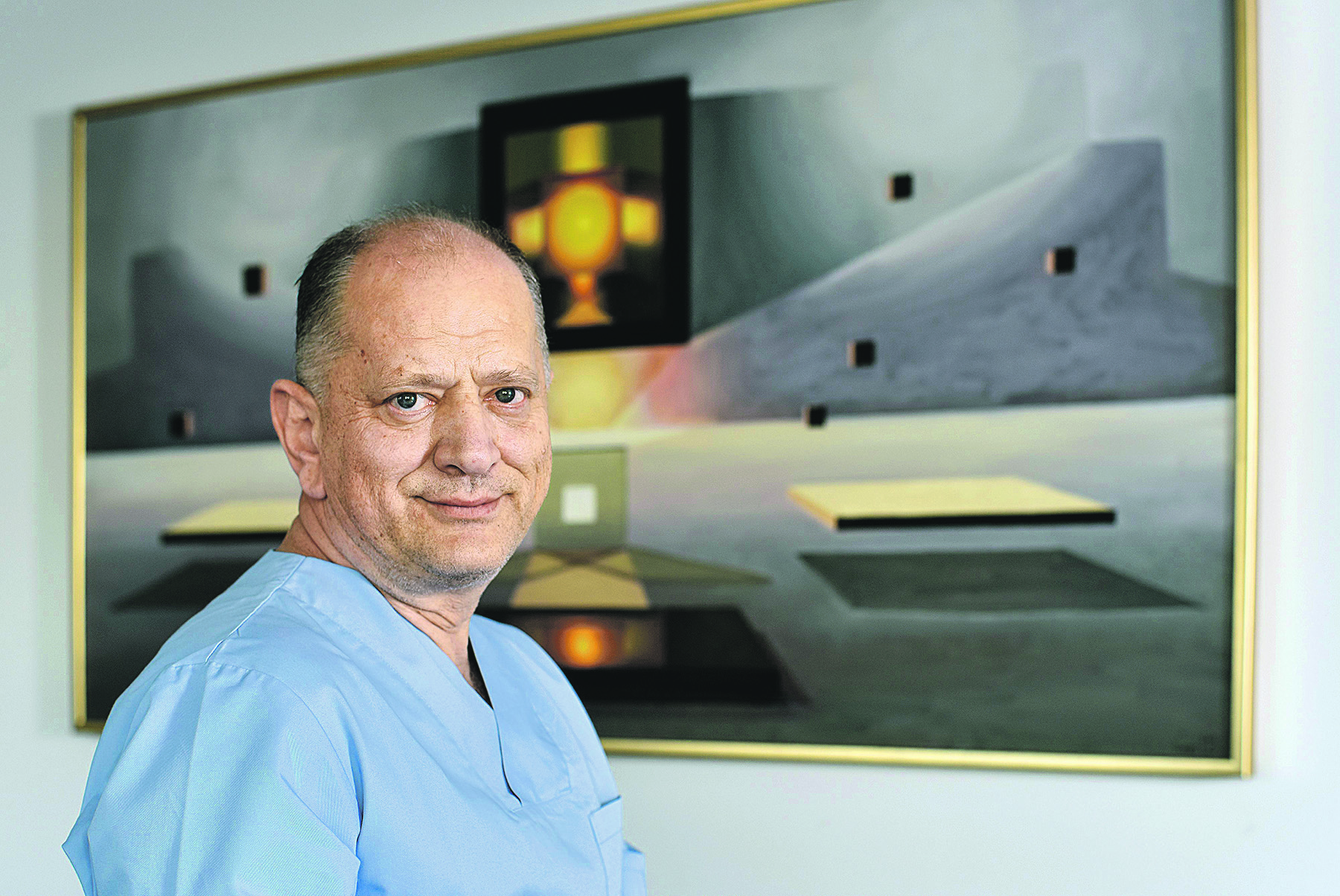 Oftamolog i vlasnik klinike Svjetlost Nikica Gabrić snimljen u svom uredu.