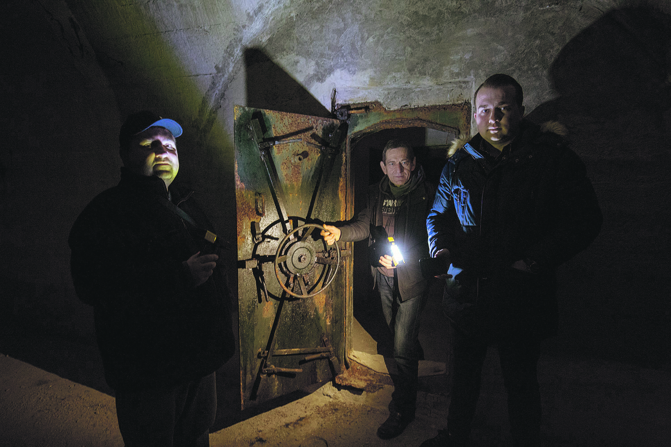 Ivica Stanković iz mjesnog odbora Aljmaš, David Sušac zamjenik načelnika Općine Erdut i Dominik Jung vijećnik Općine Erdut u tunelu bunkera.
