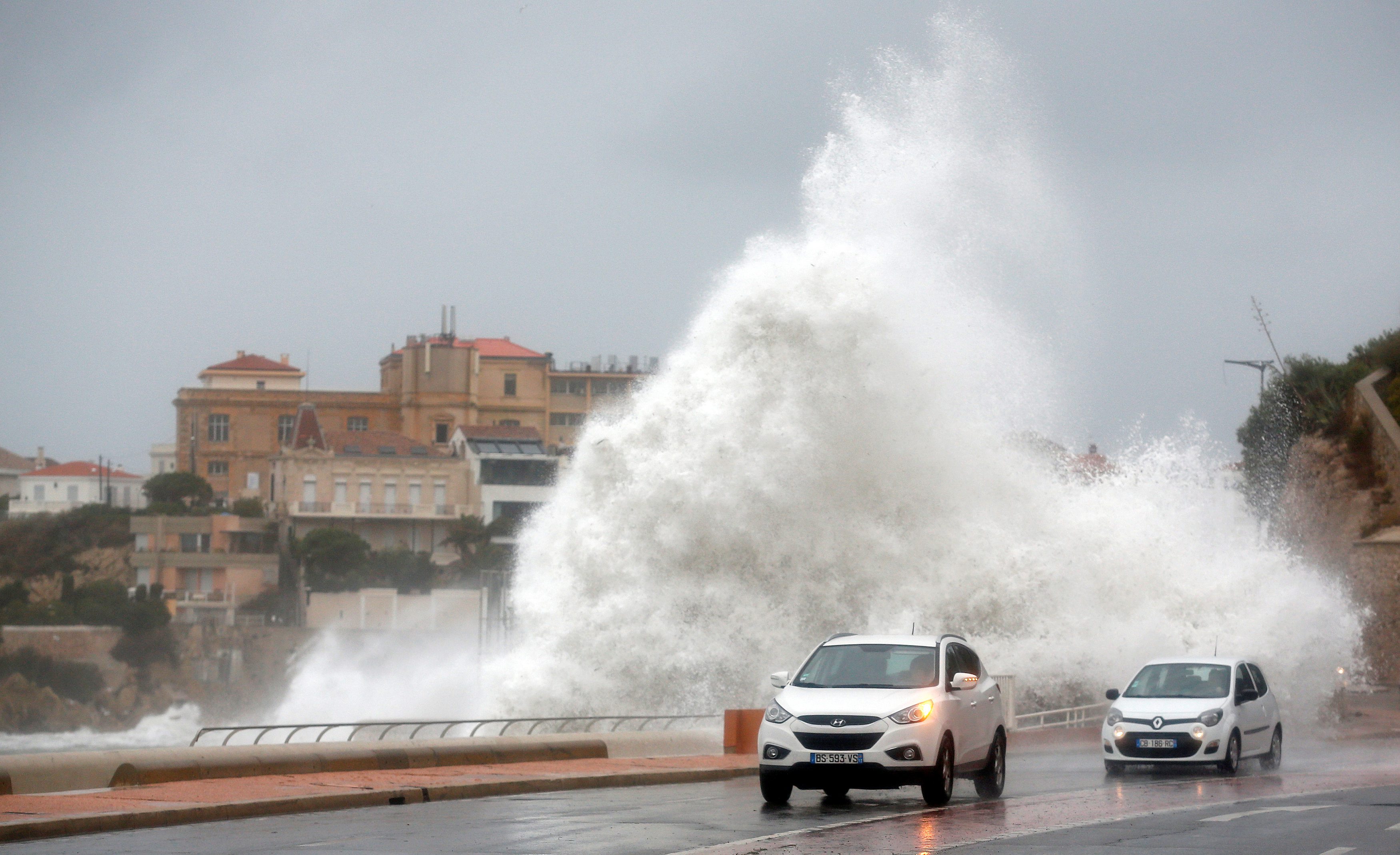 2017-12-11T141627Z_1782791754_RC1F14A7F060_RTRMADP_3_FRANCE-WEATHER