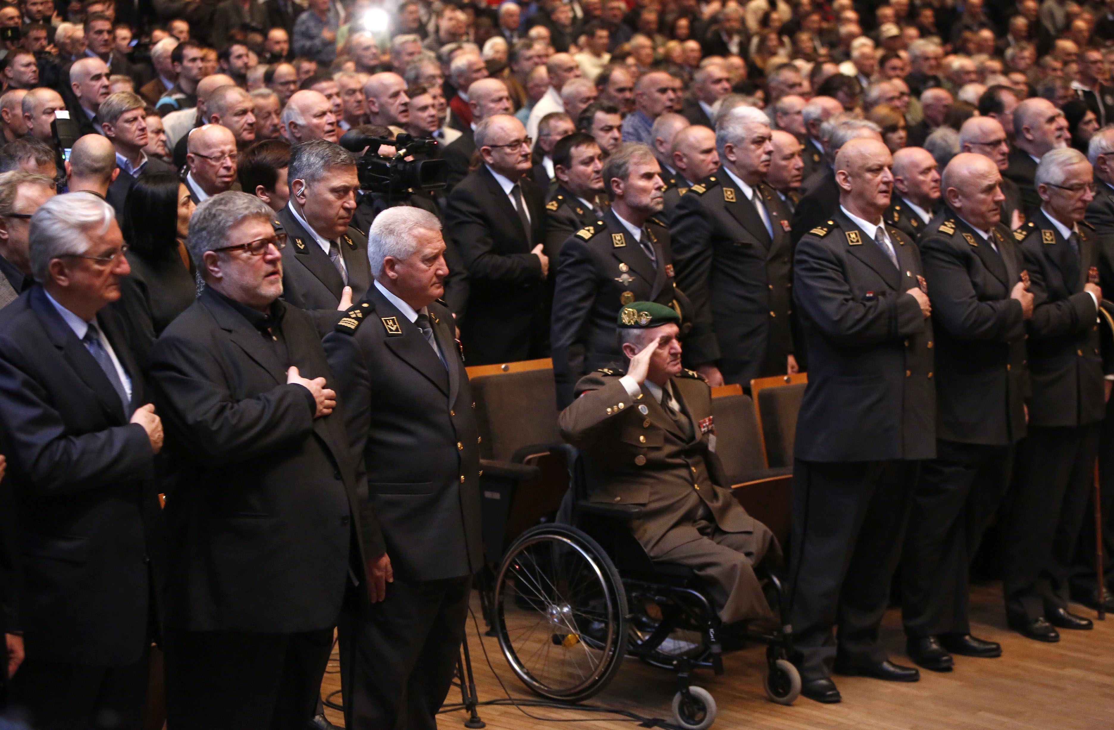 General Pavao Miljavac (treći slijeva u prvom redu) tijekom komemoracije u Lisinskom