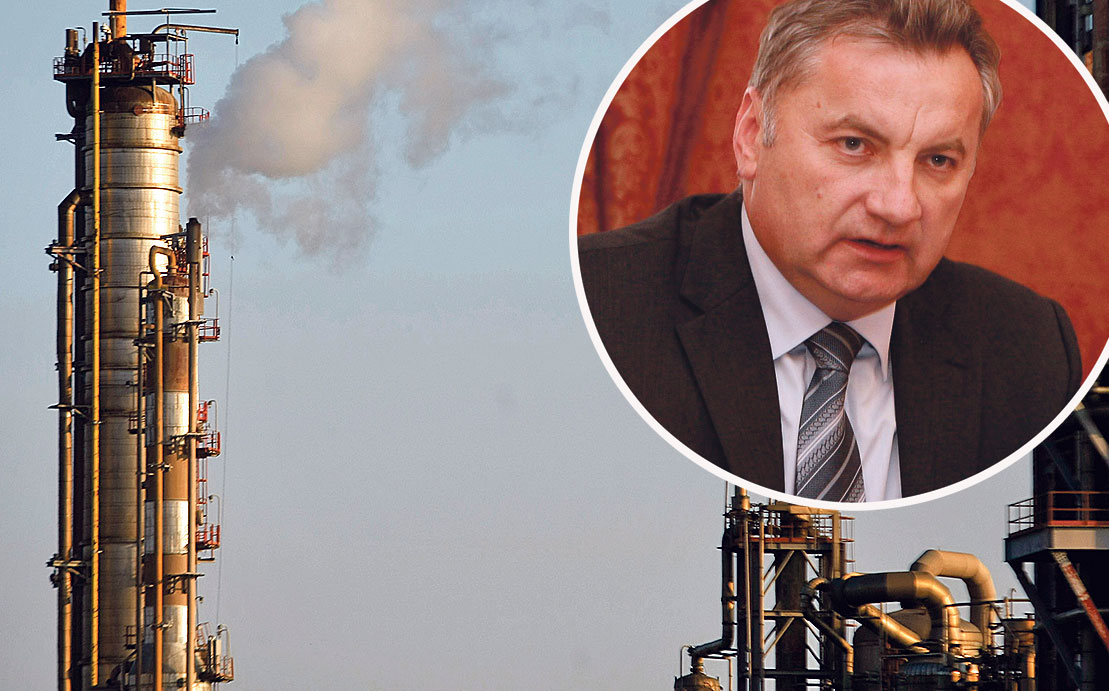 Đuro Popijač (u krugu)