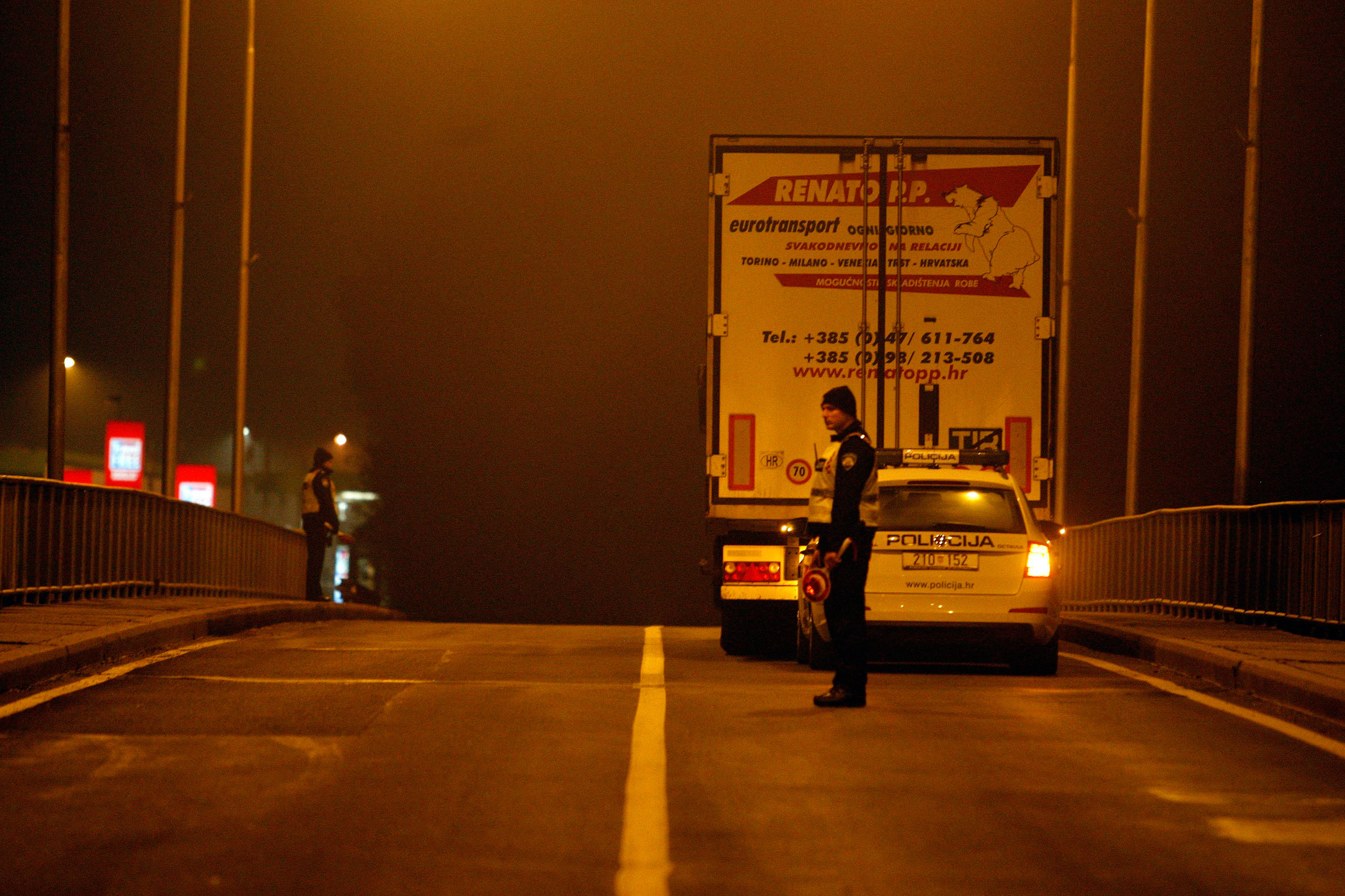 
Ogorčeni radnik je prije dvije godine ostavio kamion na mostu i bacio ključeve u rijeku Muru.