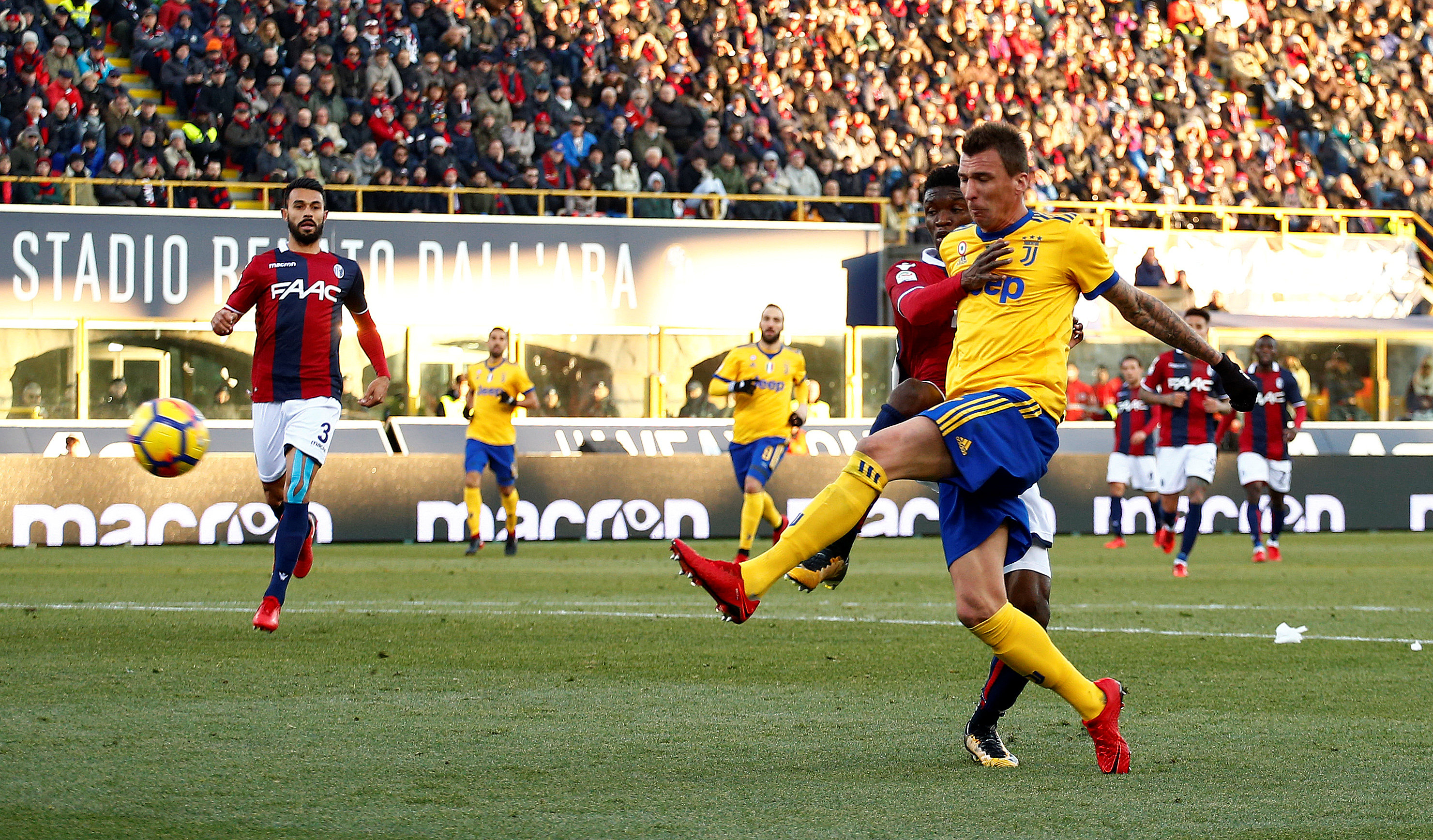 2017-12-17T144329Z_380491526_RC1DE09674A0_RTRMADP_3_SOCCER-ITALY-BOL-JUV