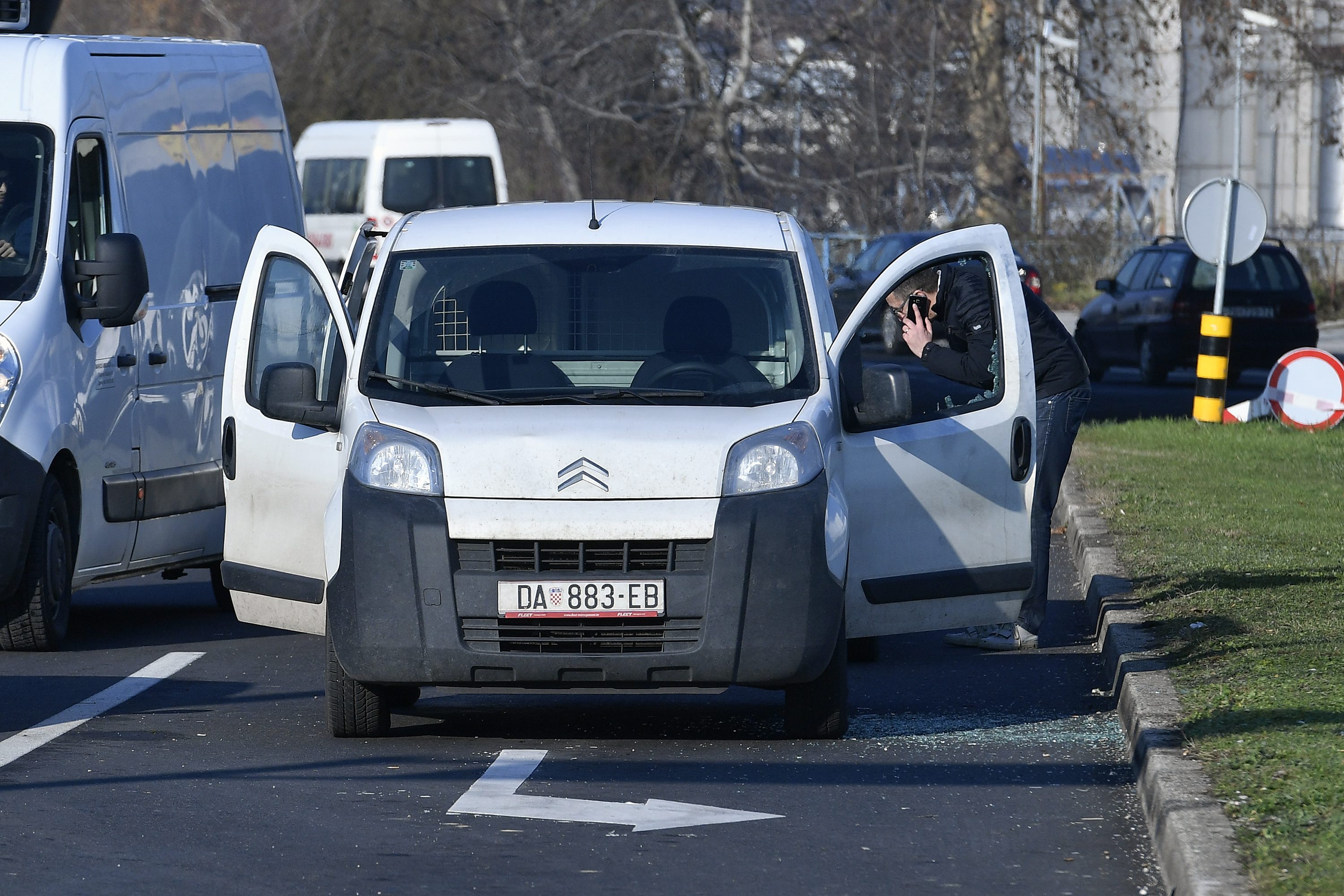 Dostavno vozilo na koje je izvršena pljačka uz prijetnju oružjem zaštitarima u Ulici grada Gospića