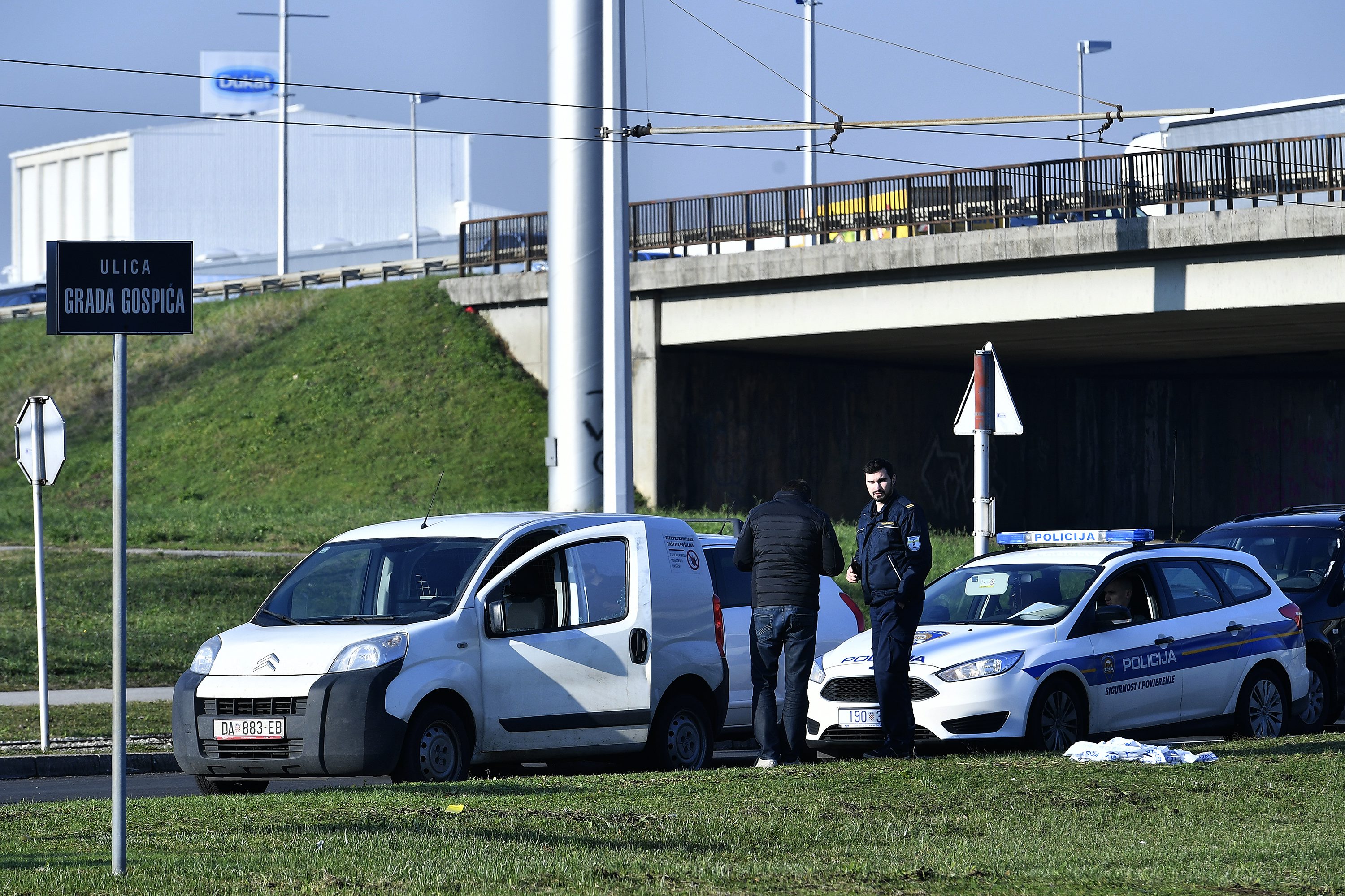 Dostavno vozilo na koje je izvršena pljačka uz prijetnju oružjem zaštitarima u Ulici grada Gospića