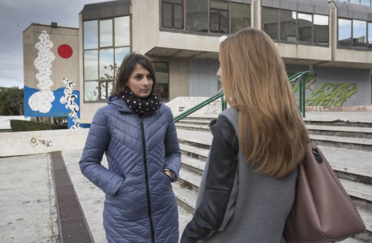 Jelena Šarić (snimljena s leđa) u razgovoru  s novinarkom 'Slobodne'