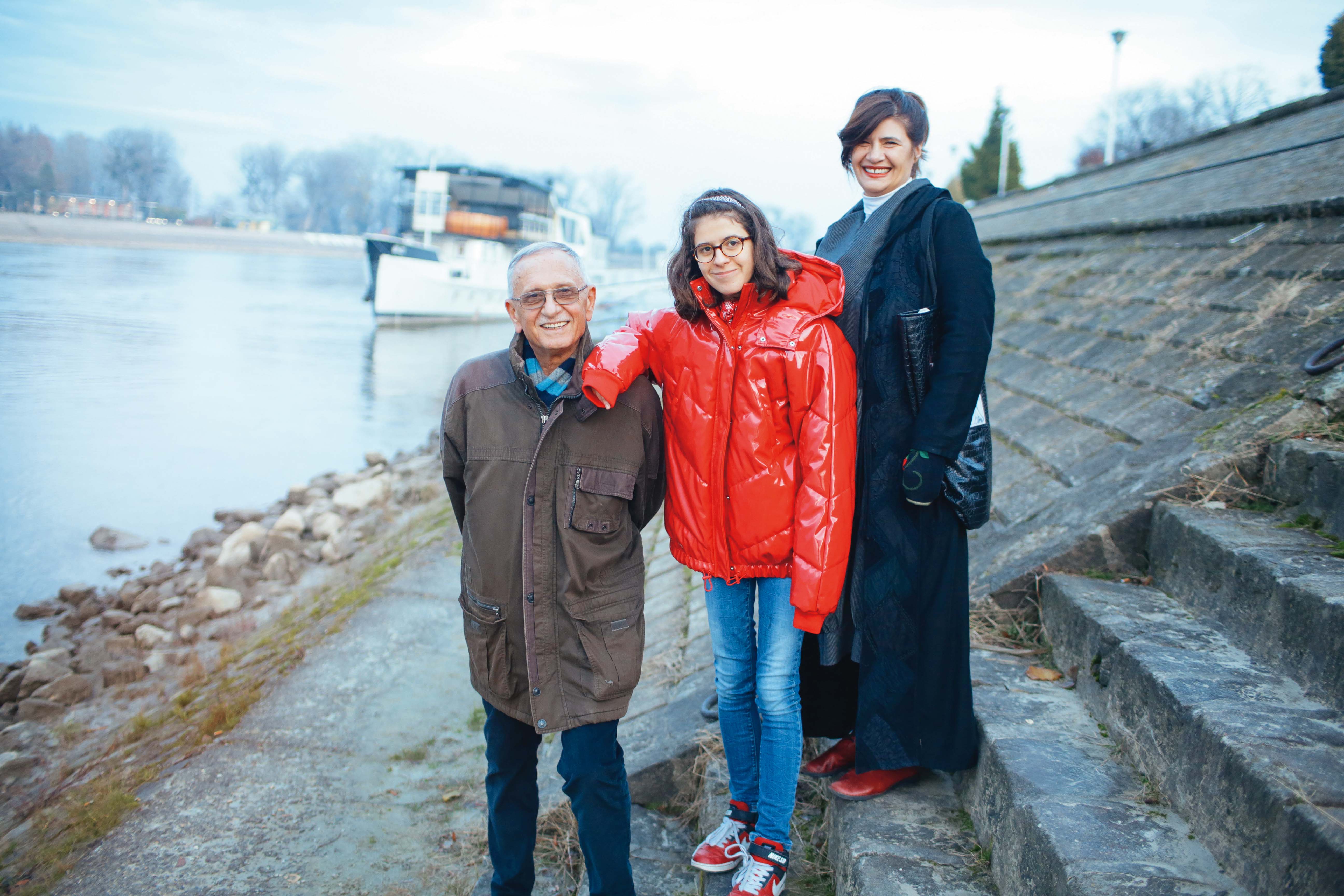 pavao Pavličić, magdalena Živković i Julijana Matanović u šetnji uz Dravu