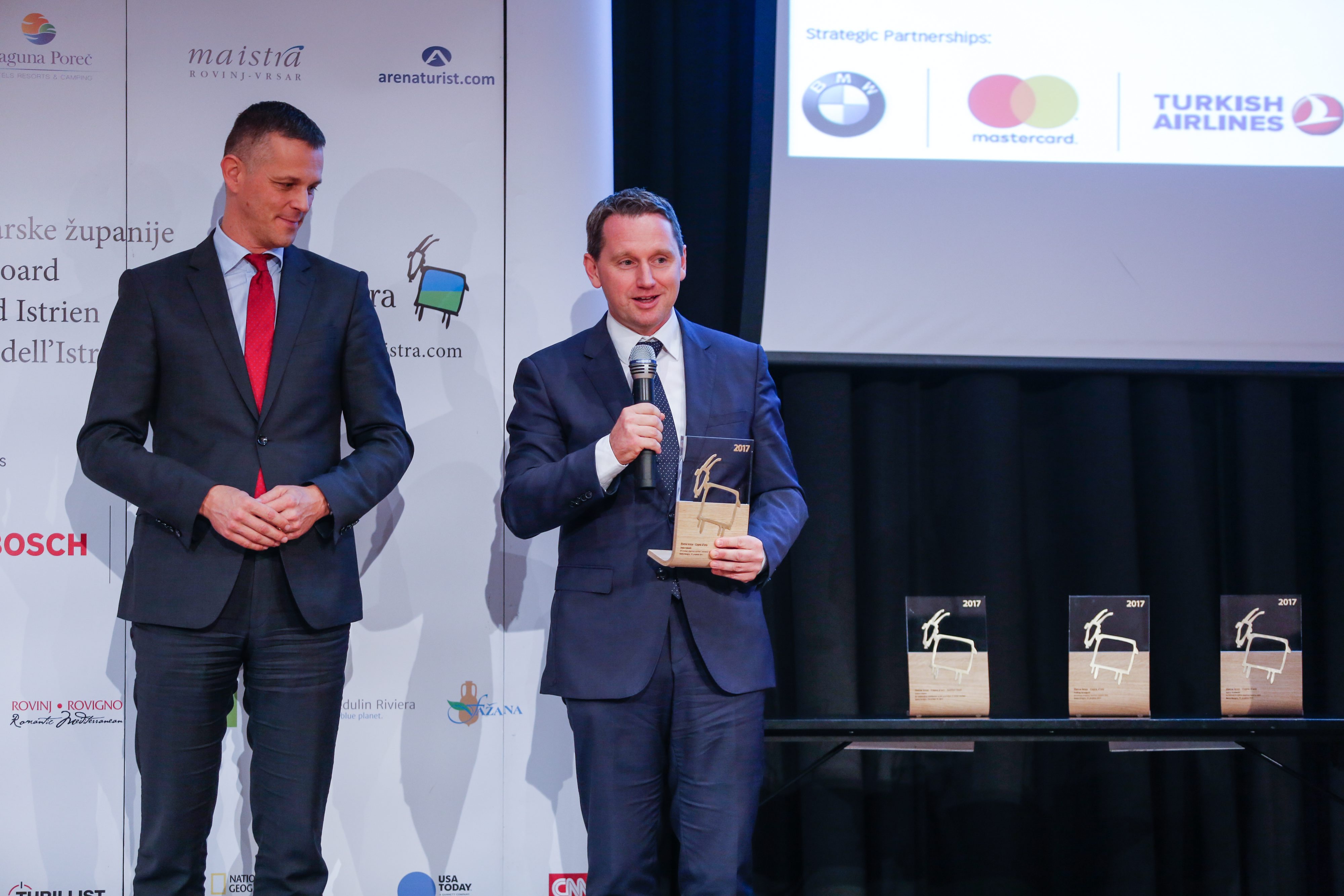 Željko Kukurin (desno) preuzima godišnju nagradu Zlatna koza
